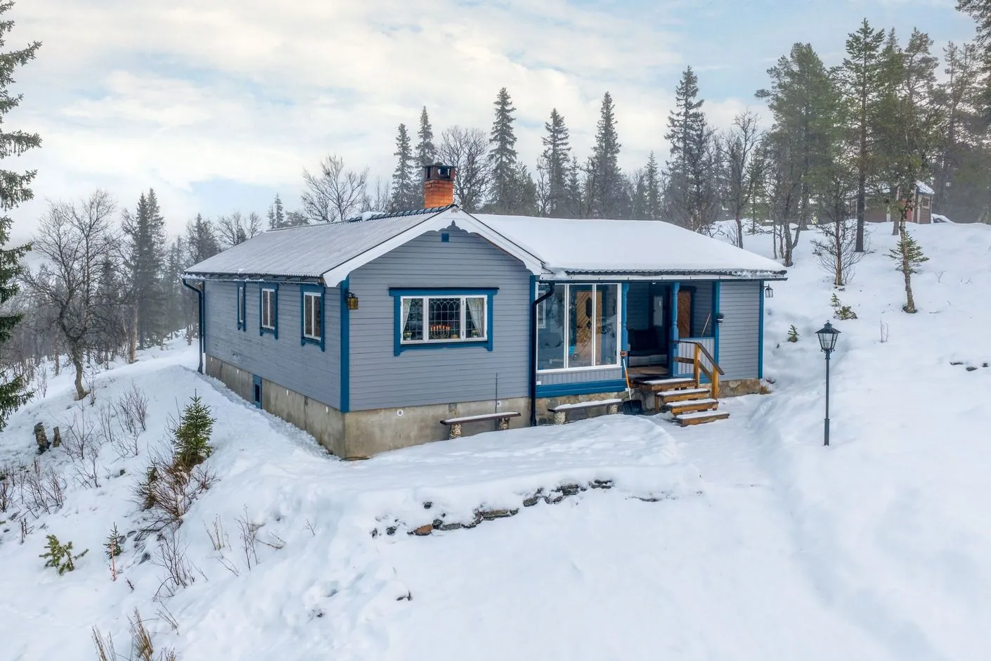 1970s Swedish Cabin with Terrace and Parking in Funäsdalen - Image 2