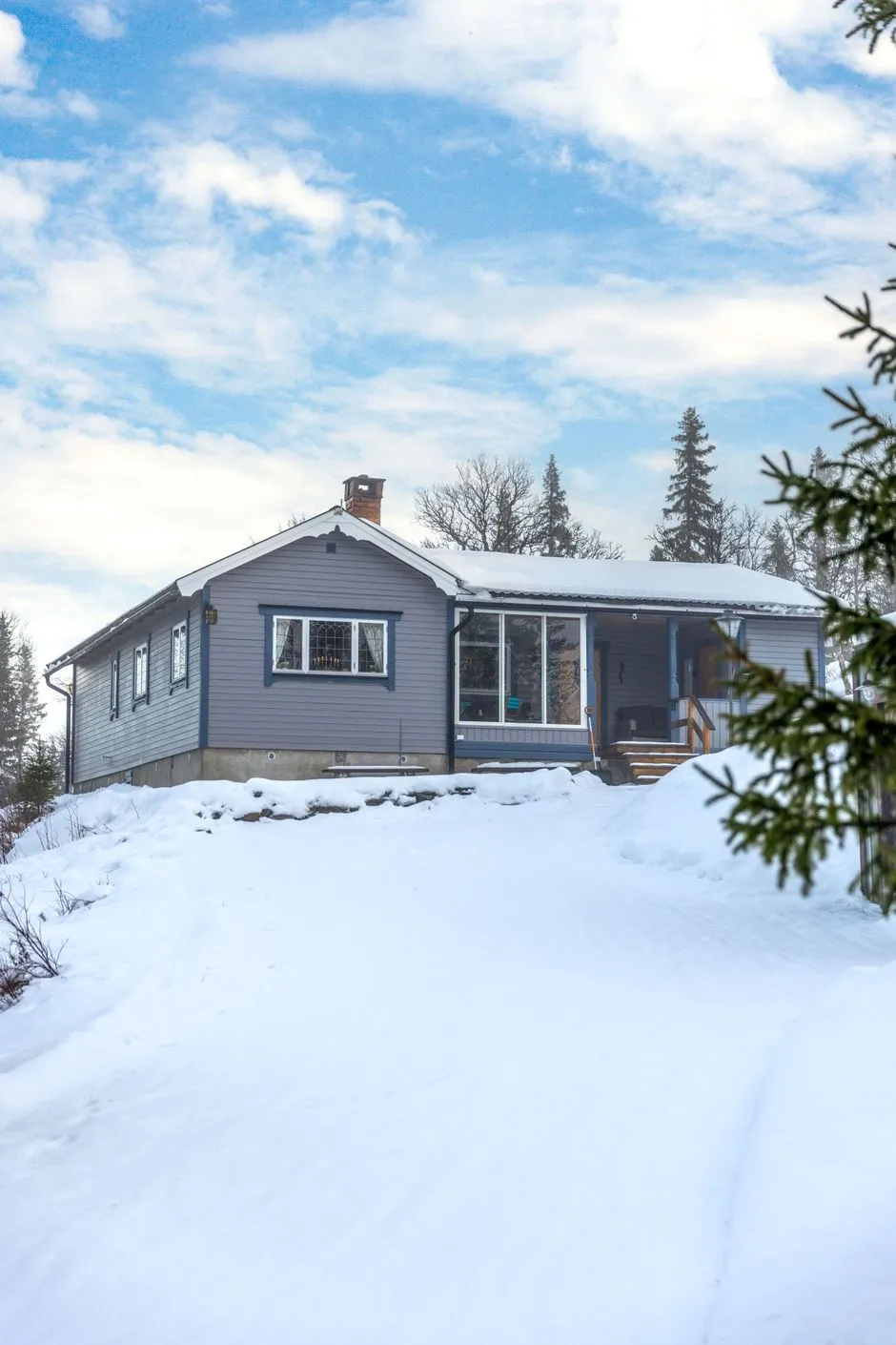 1970s Swedish Cabin with Terrace and Parking in Funäsdalen - Image 3