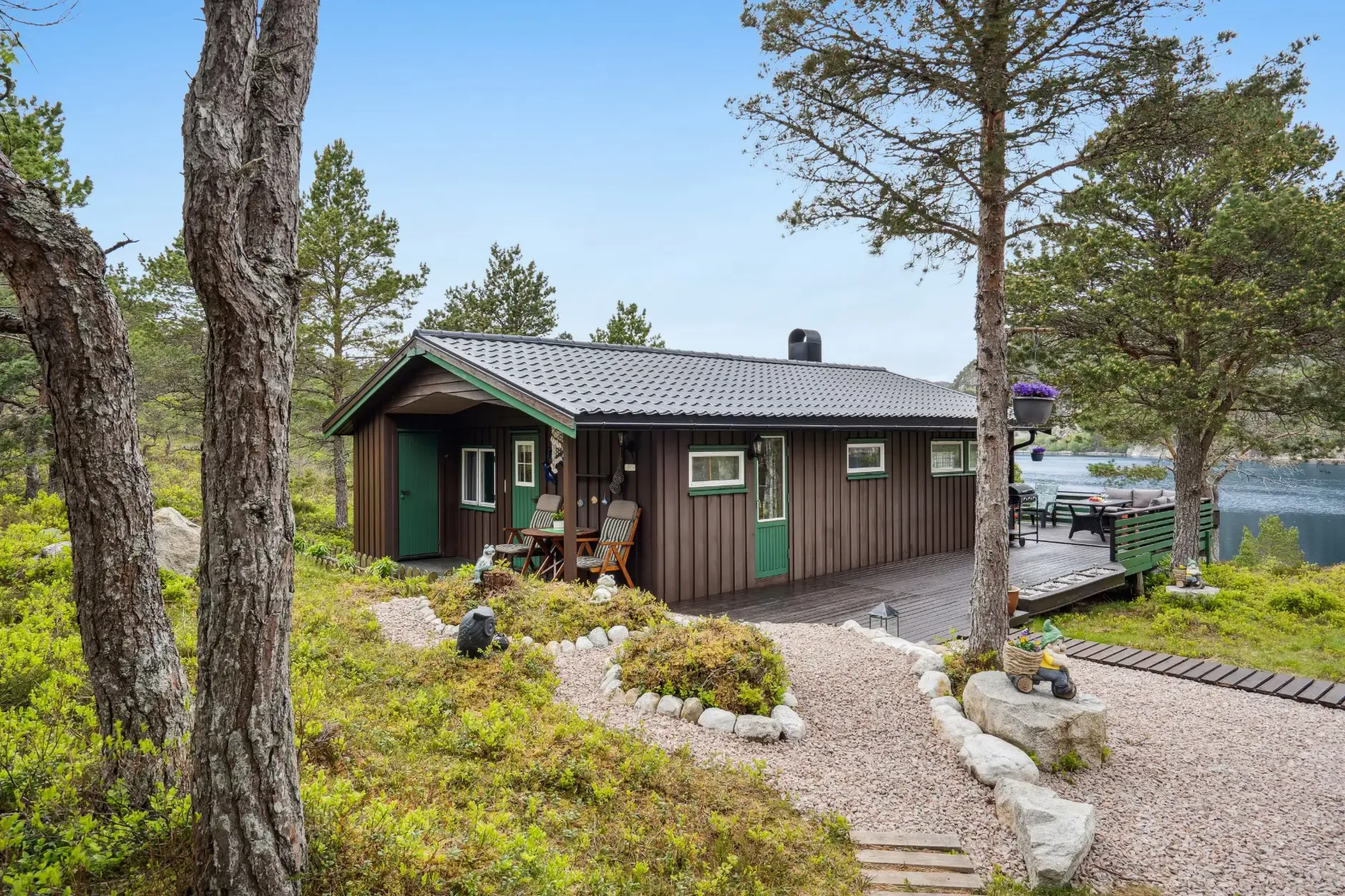 1970s Norwegian Cabin with Private Jetty and Sea Proximity - Image 1