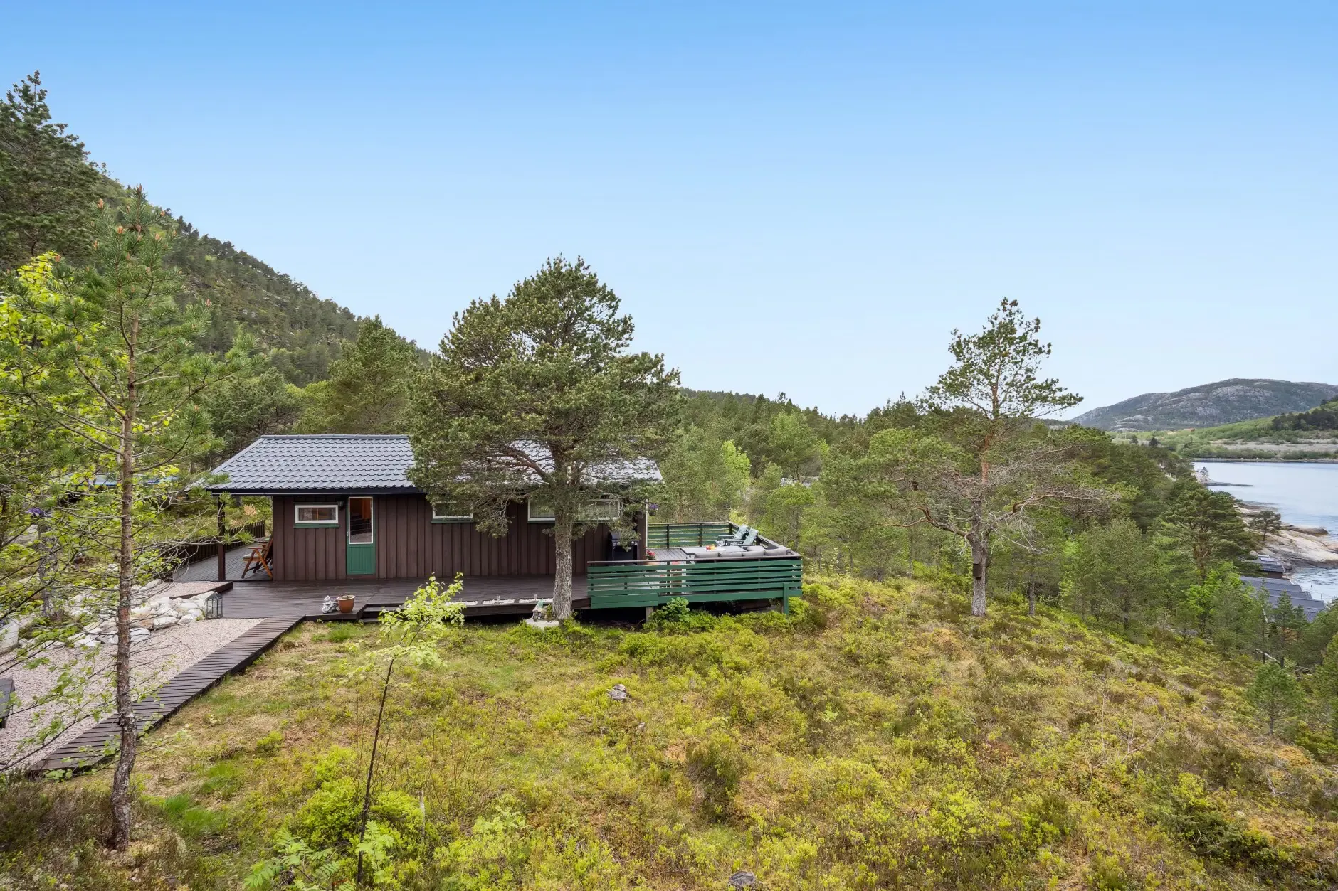 1970s Norwegian Cabin with Private Jetty and Sea Proximity - Image 2