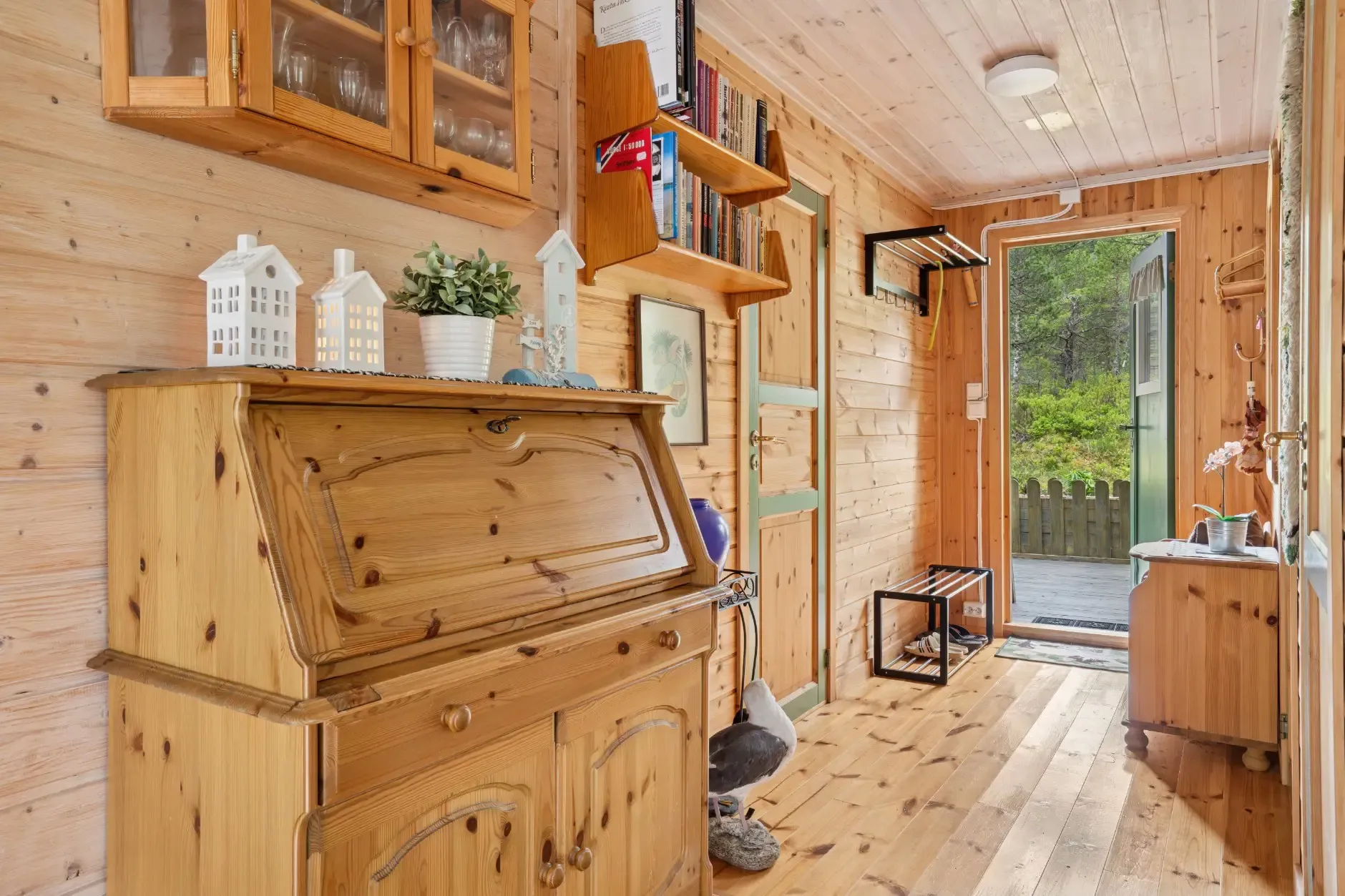 1970s Norwegian Cabin with Private Jetty and Sea Proximity - Image 4