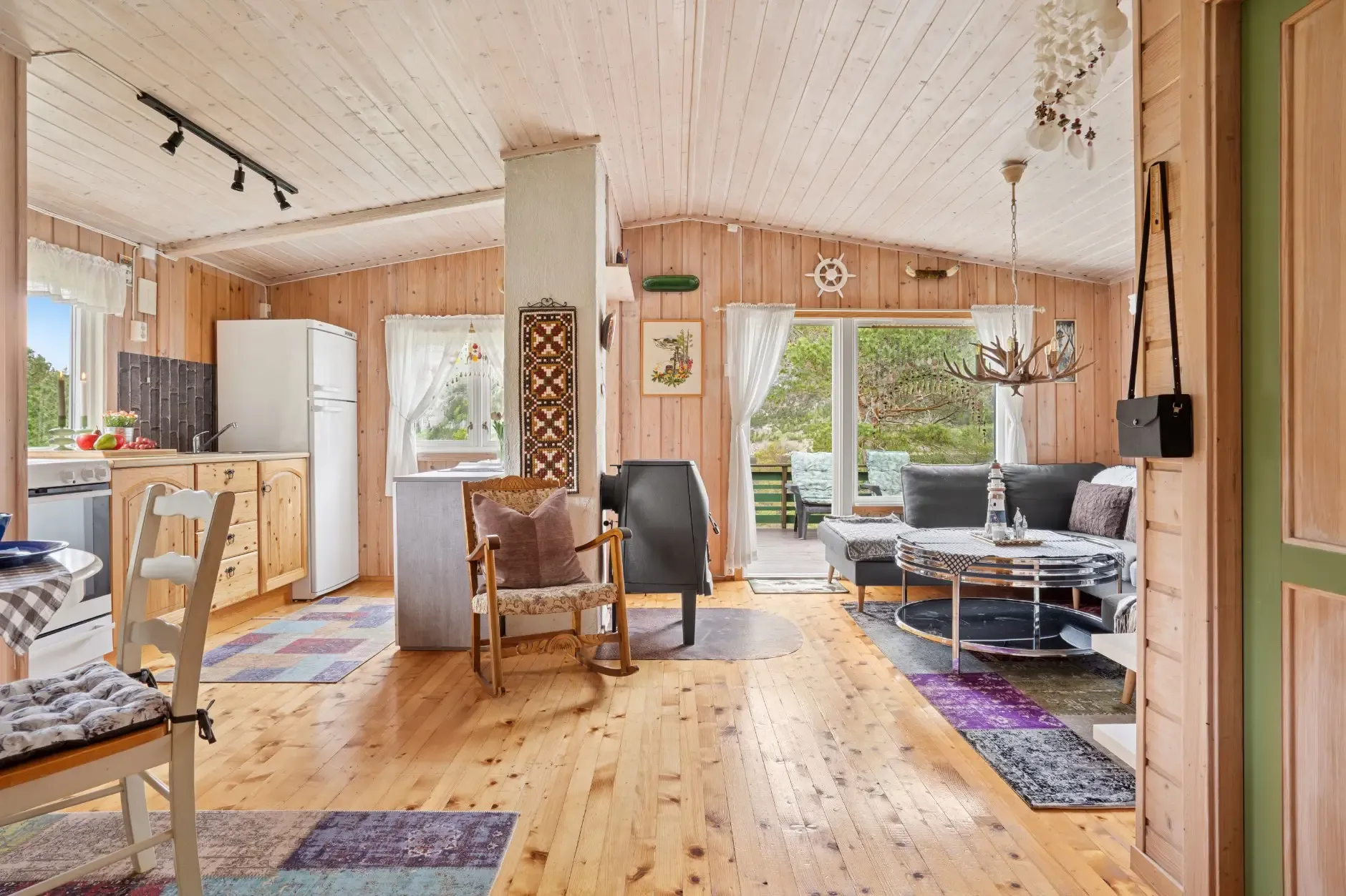 1970s Norwegian Cabin with Private Jetty and Sea Proximity - Image 5
