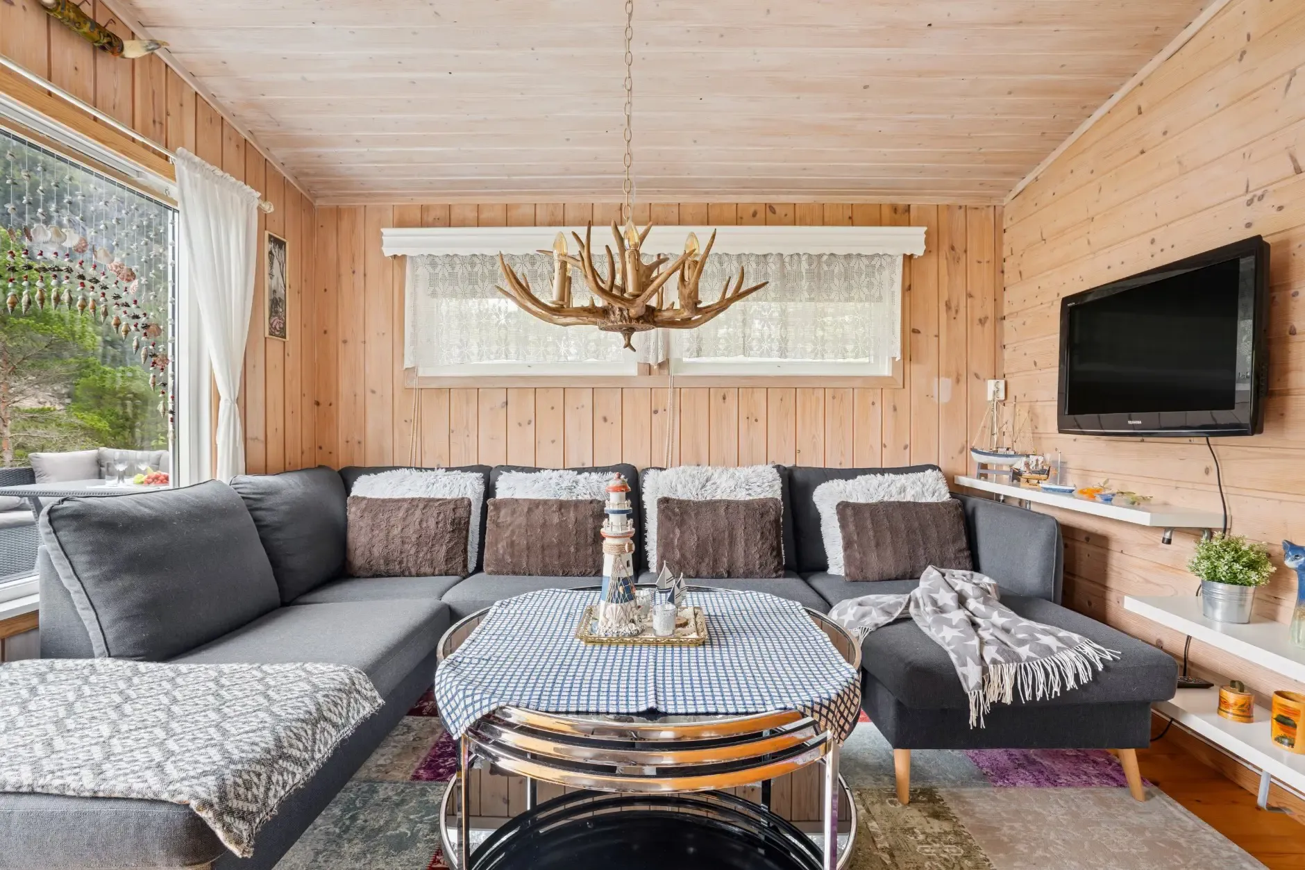 1970s Norwegian Cabin with Private Jetty and Sea Proximity - View image 6 of 26