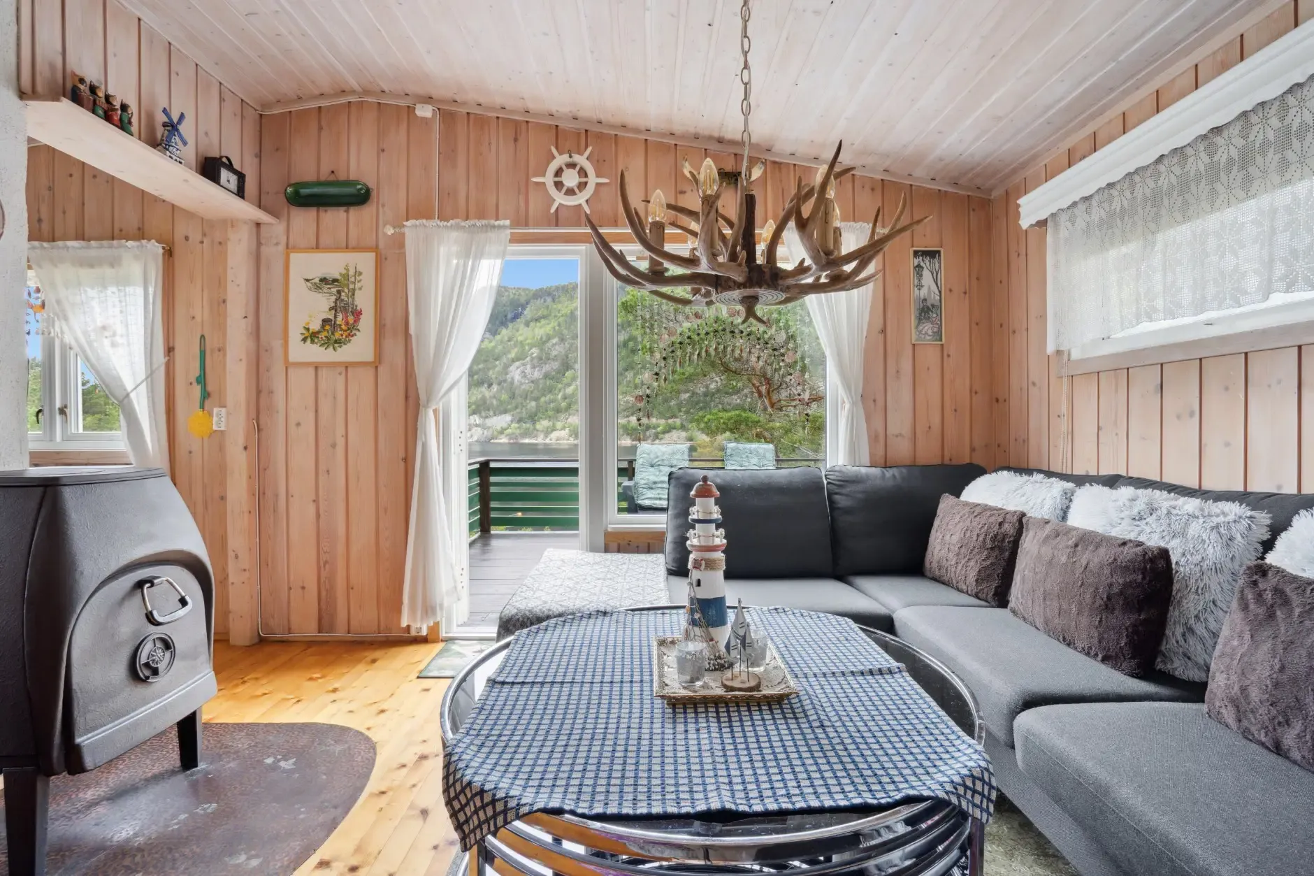 1970s Norwegian Cabin with Private Jetty and Sea Proximity - View image 7 of 26