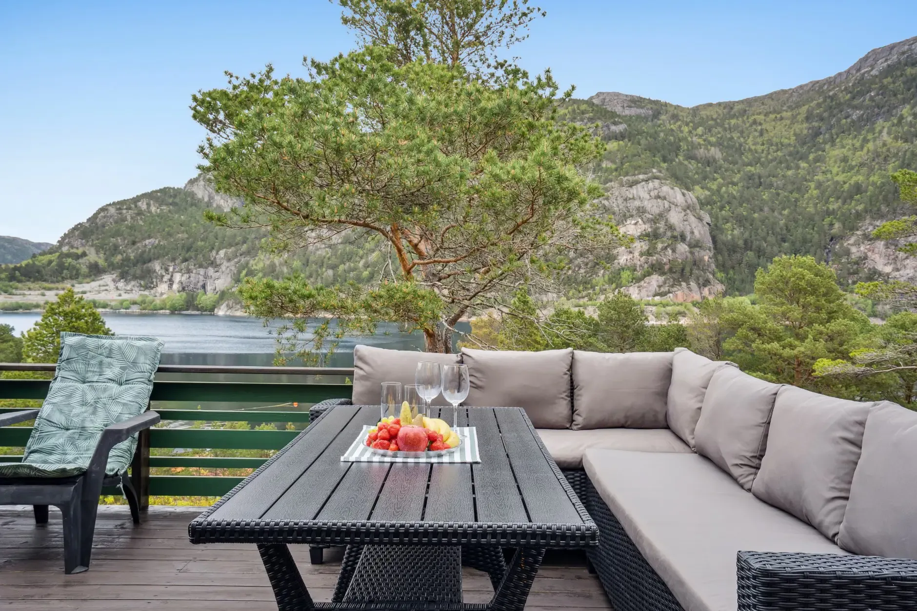 1970s Norwegian Cabin with Private Jetty and Sea Proximity - View image 9 of 26
