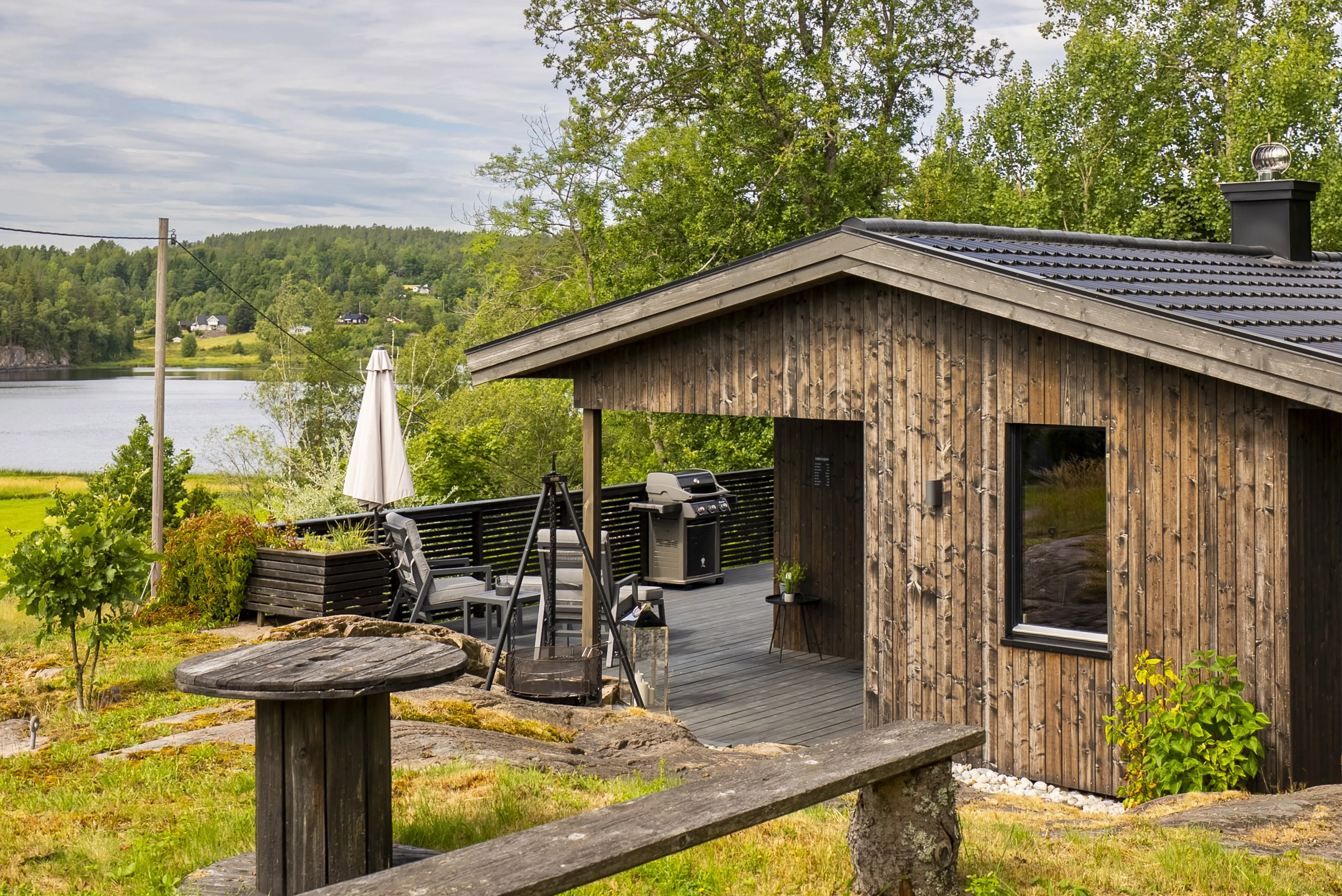 Scandinavian Lakeview Cabin with Modern Comforts in Andebu - Image 1