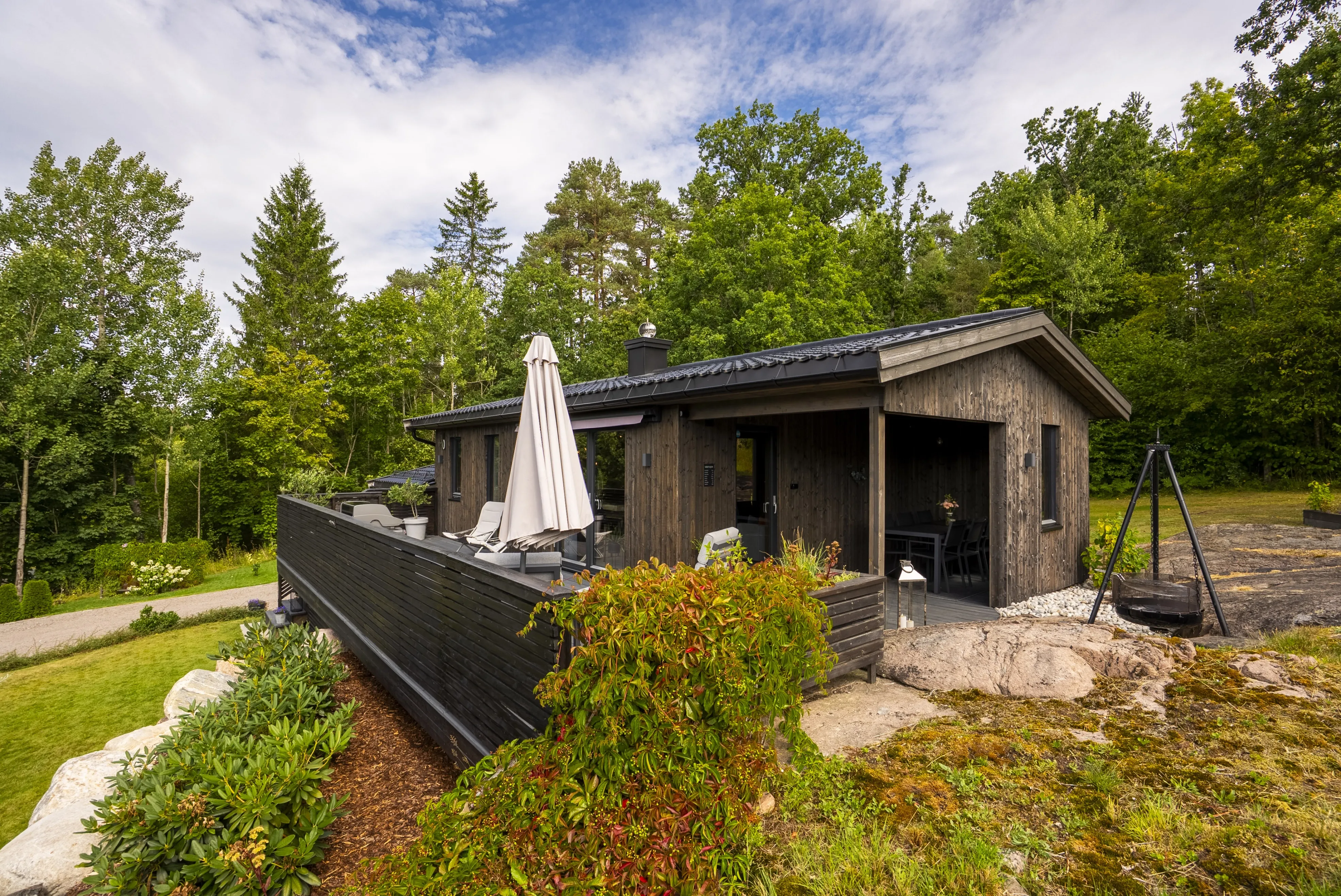Scandinavian Lakeview Cabin with Modern Comforts in Andebu - Image 2