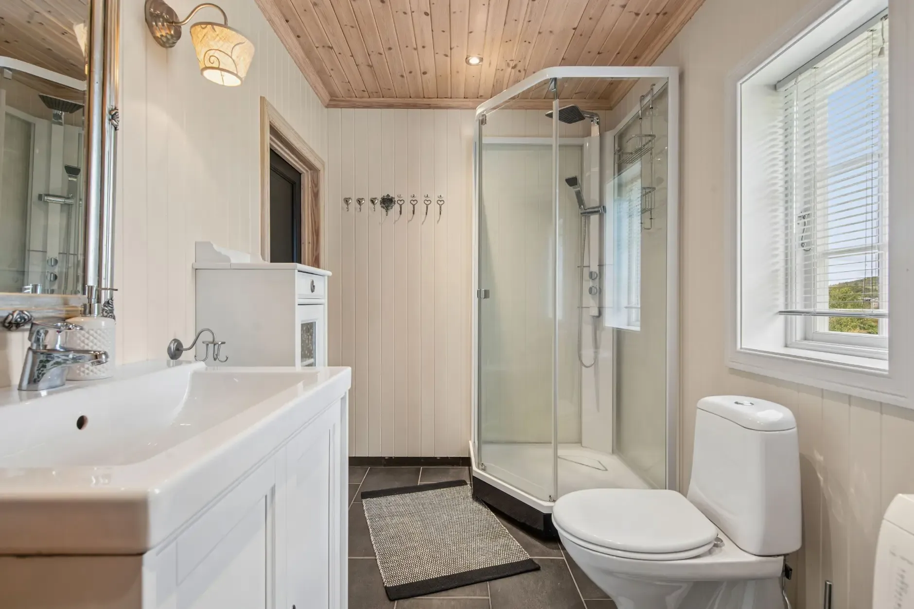 Scenic 3-Bedroom Cabin with Pool and Terrace in Rauland, Norway - View image 15 of 33