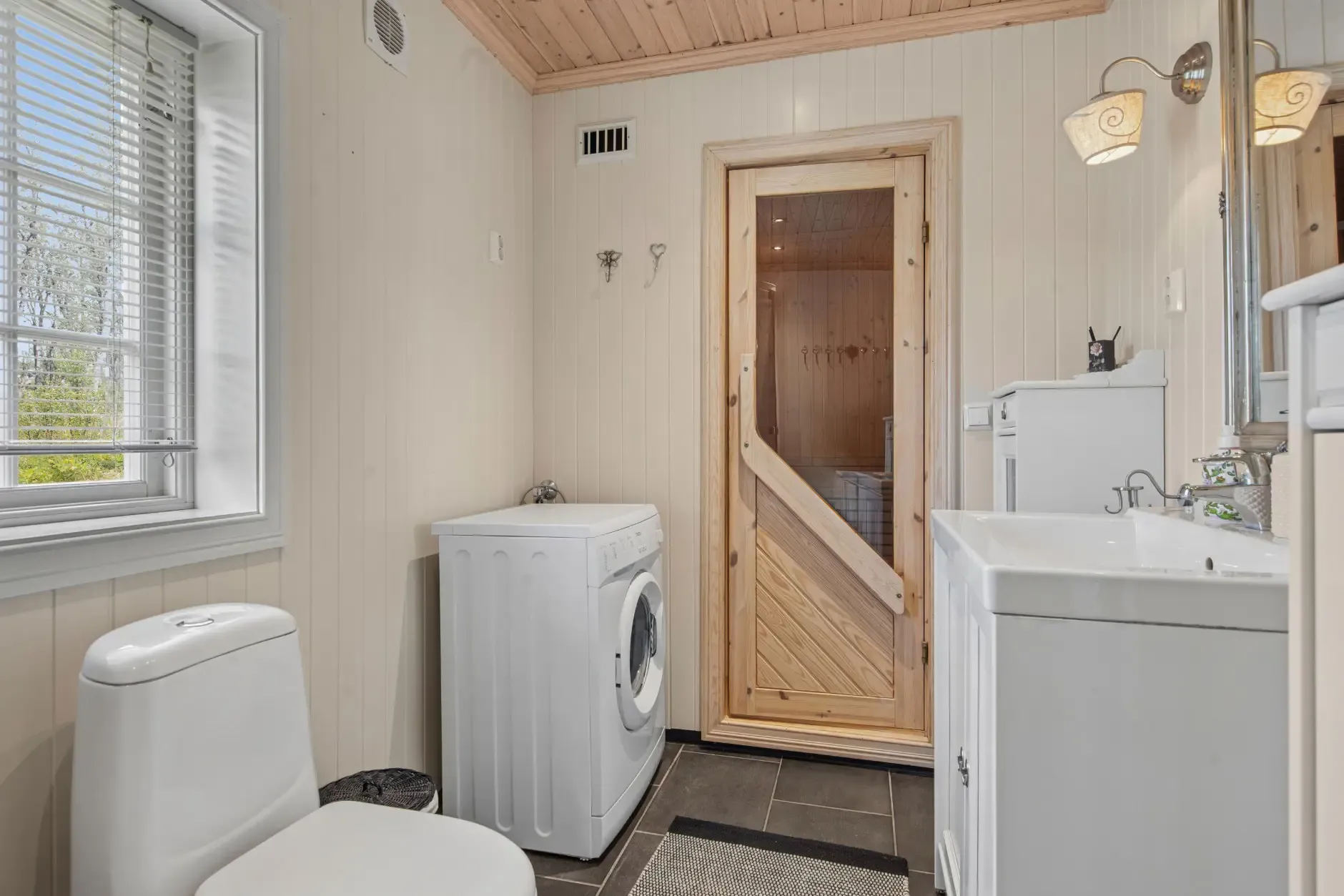 Scenic 3-Bedroom Cabin with Pool and Terrace in Rauland, Norway - View image 16 of 33