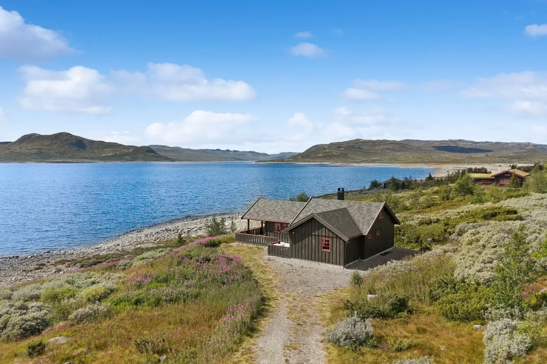 2009 Landhaus mit Terrasse am See in Nore og Uvdal, Norwegen - Image 1
