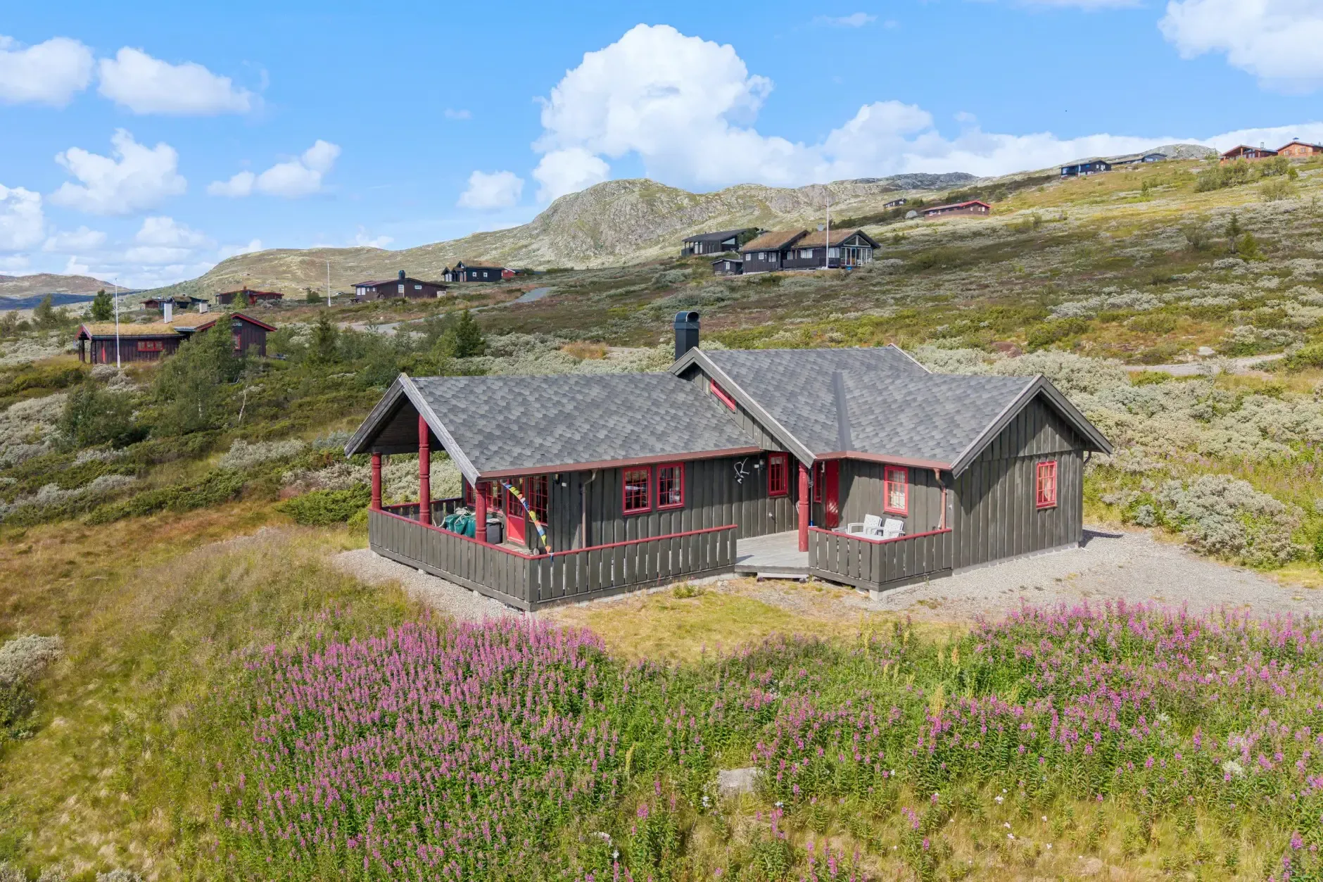2009 Landhaus mit Terrasse am See in Nore og Uvdal, Norwegen - Image 2