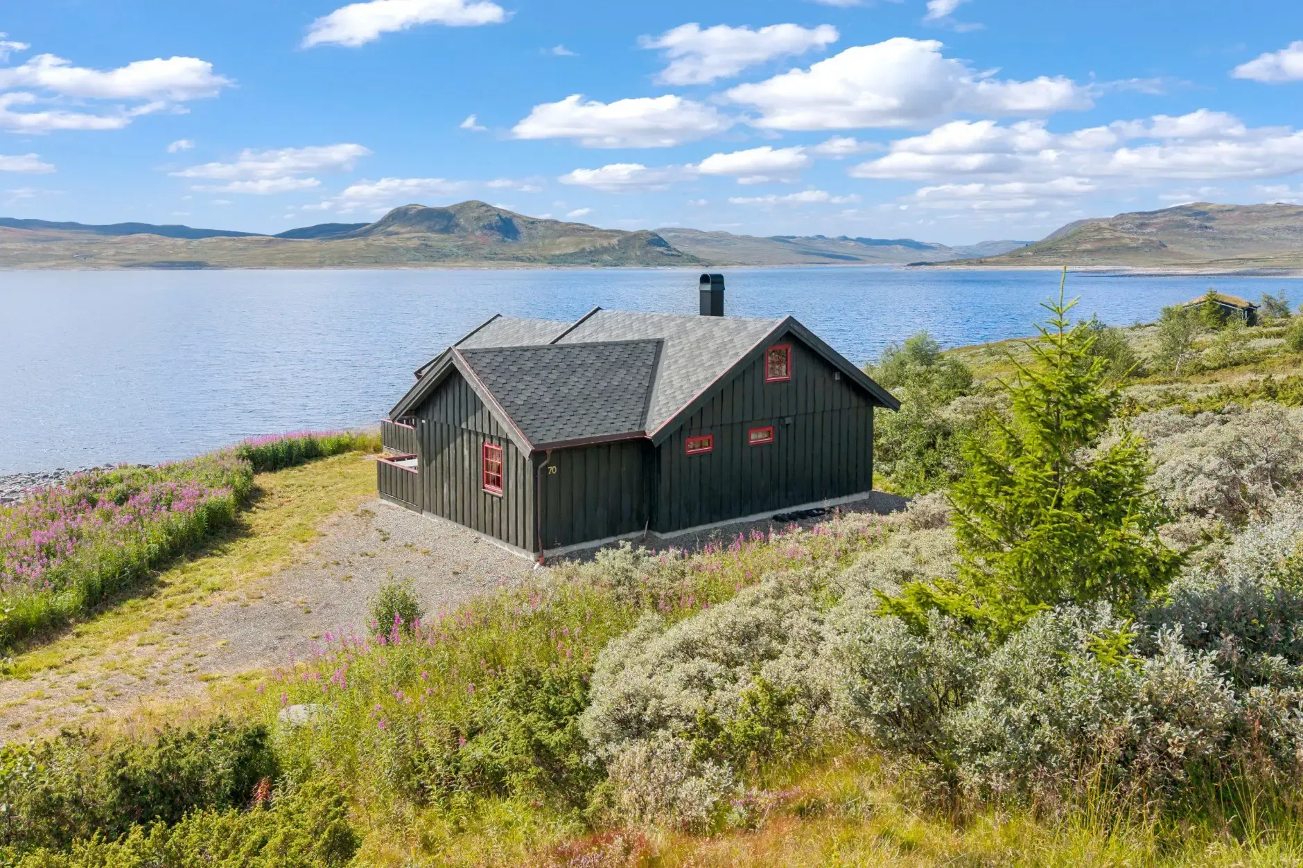 2009 Landhaus mit Terrasse am See in Nore og Uvdal, Norwegen - Image 3