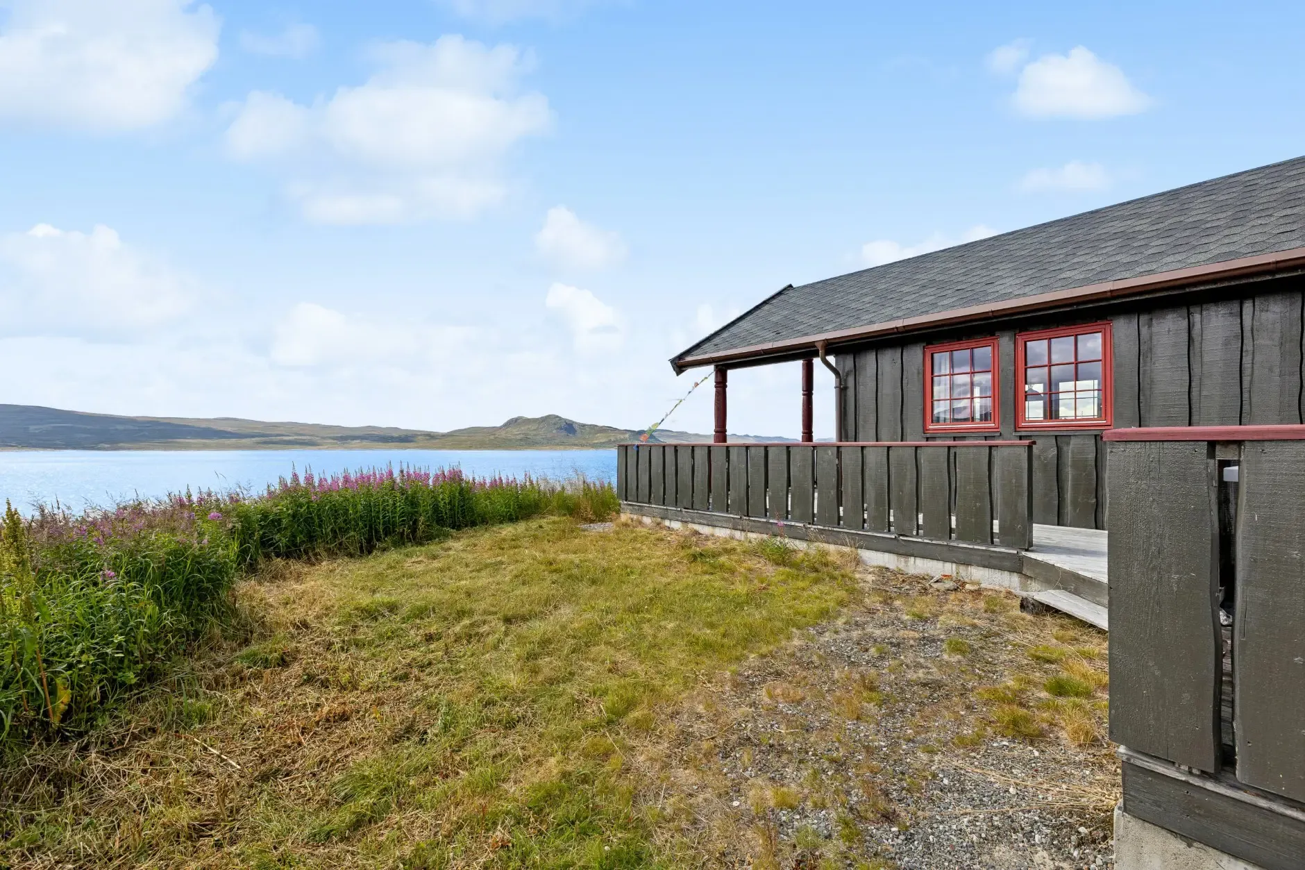 2009 Landhaus mit Terrasse am See in Nore og Uvdal, Norwegen - Image 4