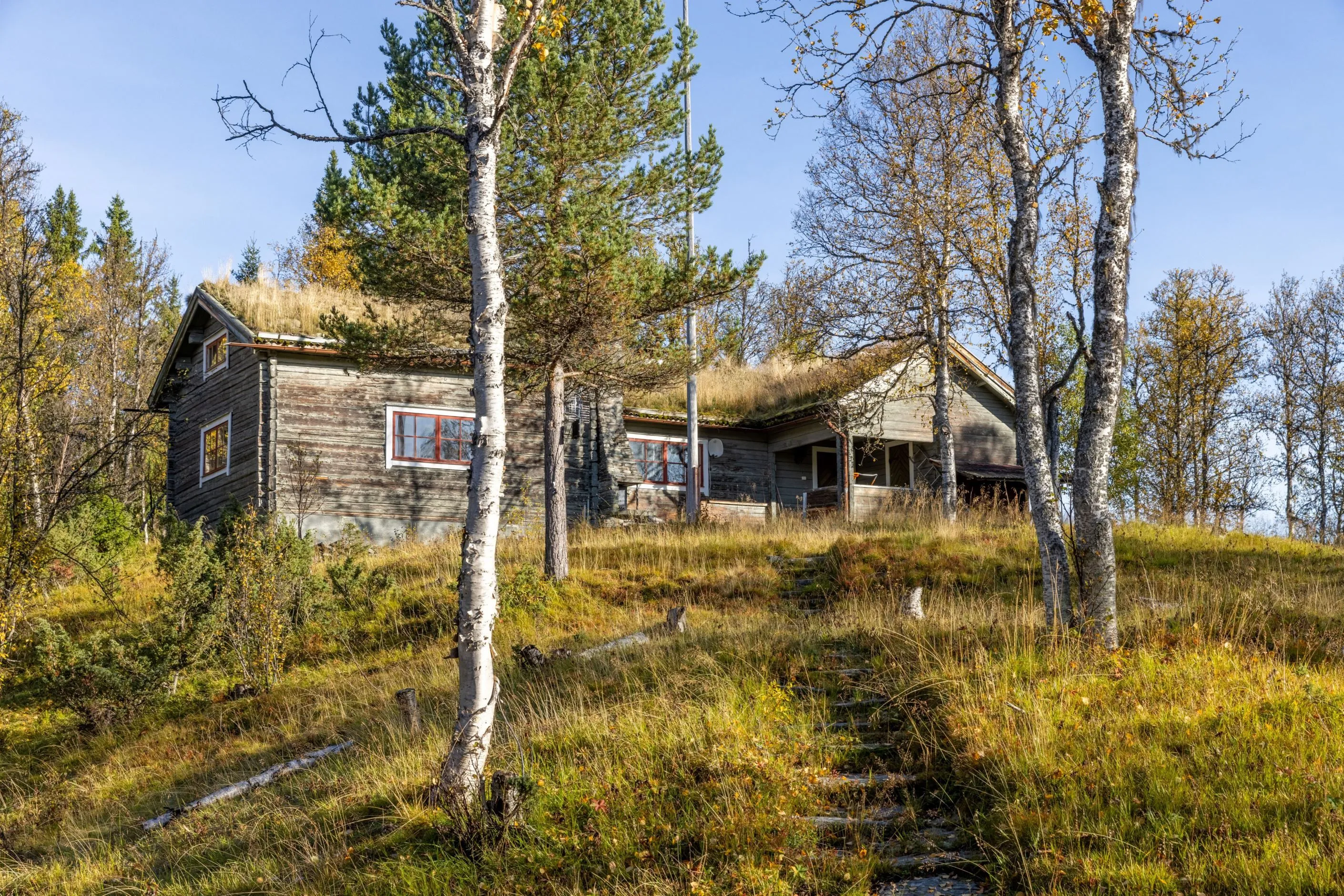 1950s Swedish Country House with Expansive Grounds in Bruksvallarna - Image 1