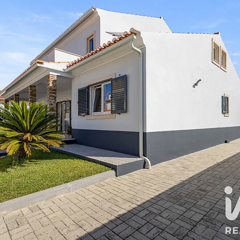 Contemporary 3-Bedroom House with Balcony and Parking in Cadaval, Portugal