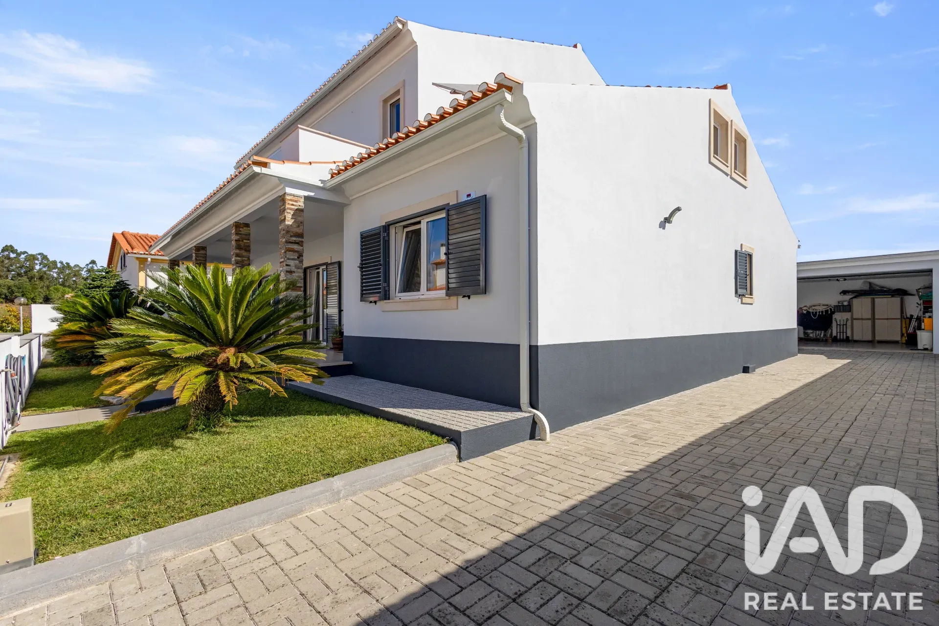 Contemporary 3-Bedroom House with Balcony and Parking in Cadaval, Portugal - Image 1