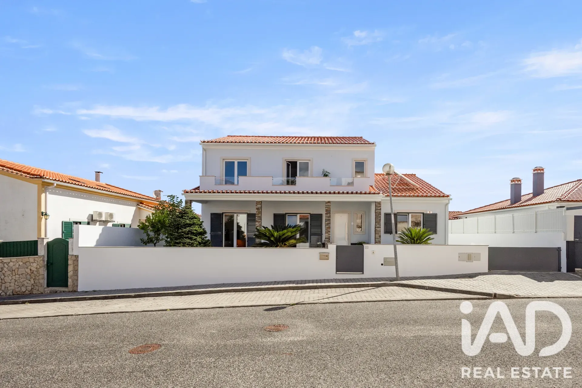 Contemporary 3-Bedroom House with Balcony and Parking in Cadaval, Portugal - Image 2