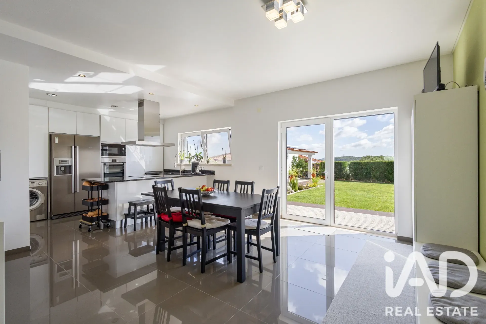 Contemporary 3-Bedroom House with Balcony and Parking in Cadaval, Portugal - View image 11 of 36