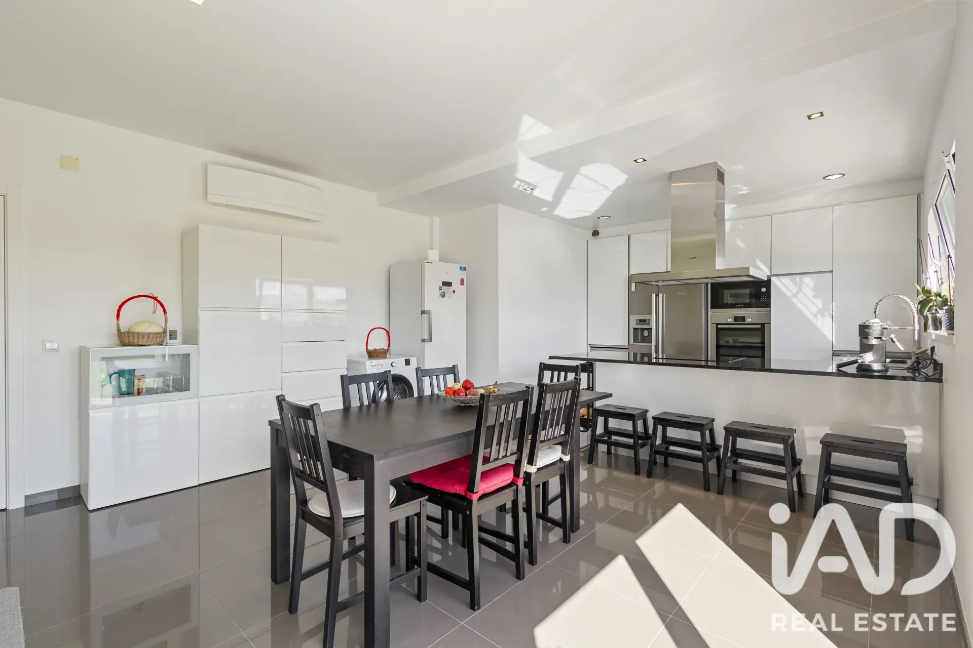 Contemporary 3-Bedroom House with Balcony and Parking in Cadaval, Portugal - View image 12 of 36