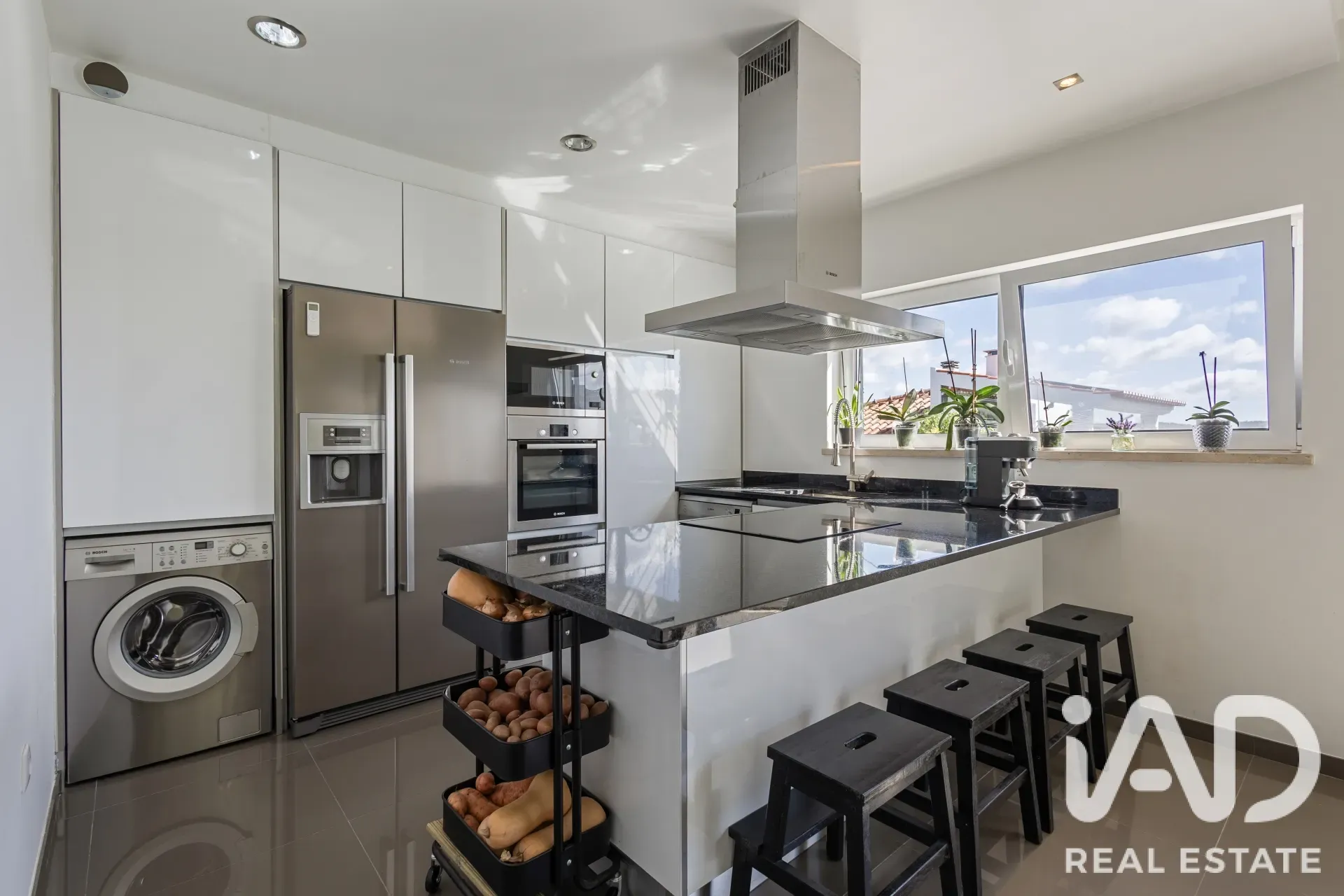 Contemporary 3-Bedroom House with Balcony and Parking in Cadaval, Portugal - View image 13 of 36
