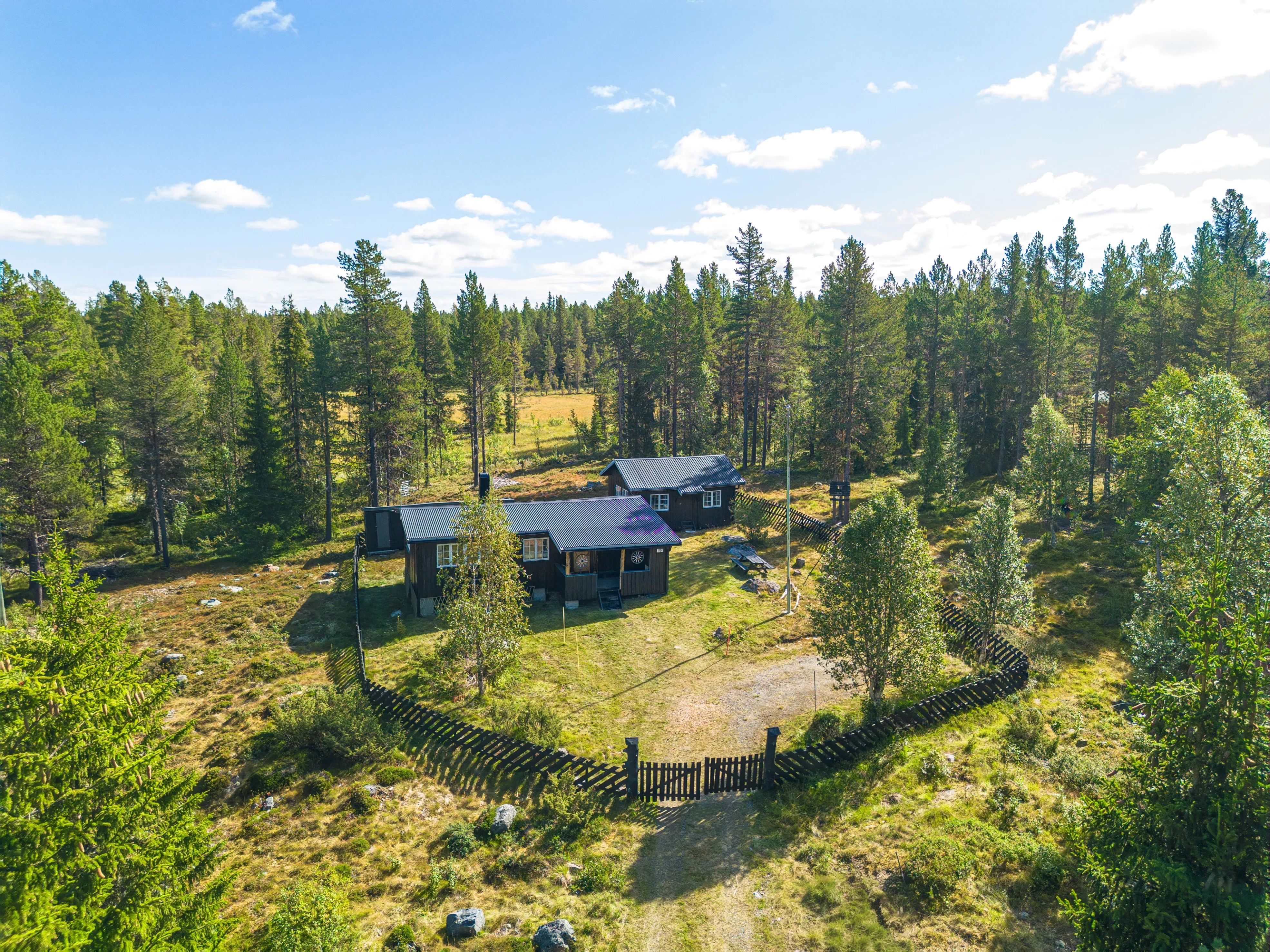 1970s Norwegian Cabin with Annex in Tisleidalen's Scenic Wilderness - Image 2