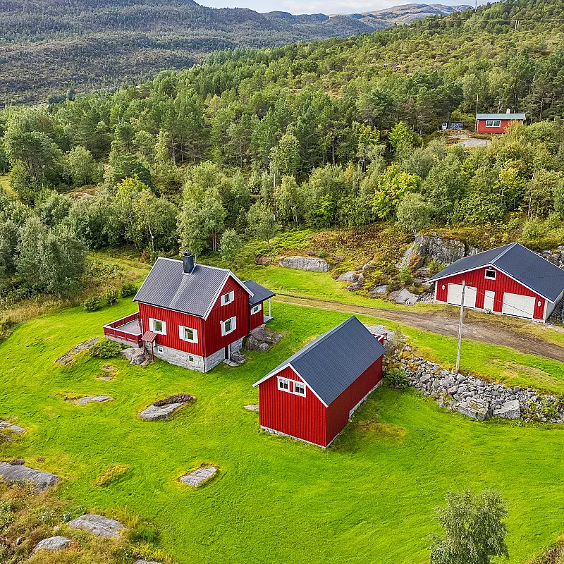 1920s Norwegian House with Sea View and Expansive Grounds in Lensvik
