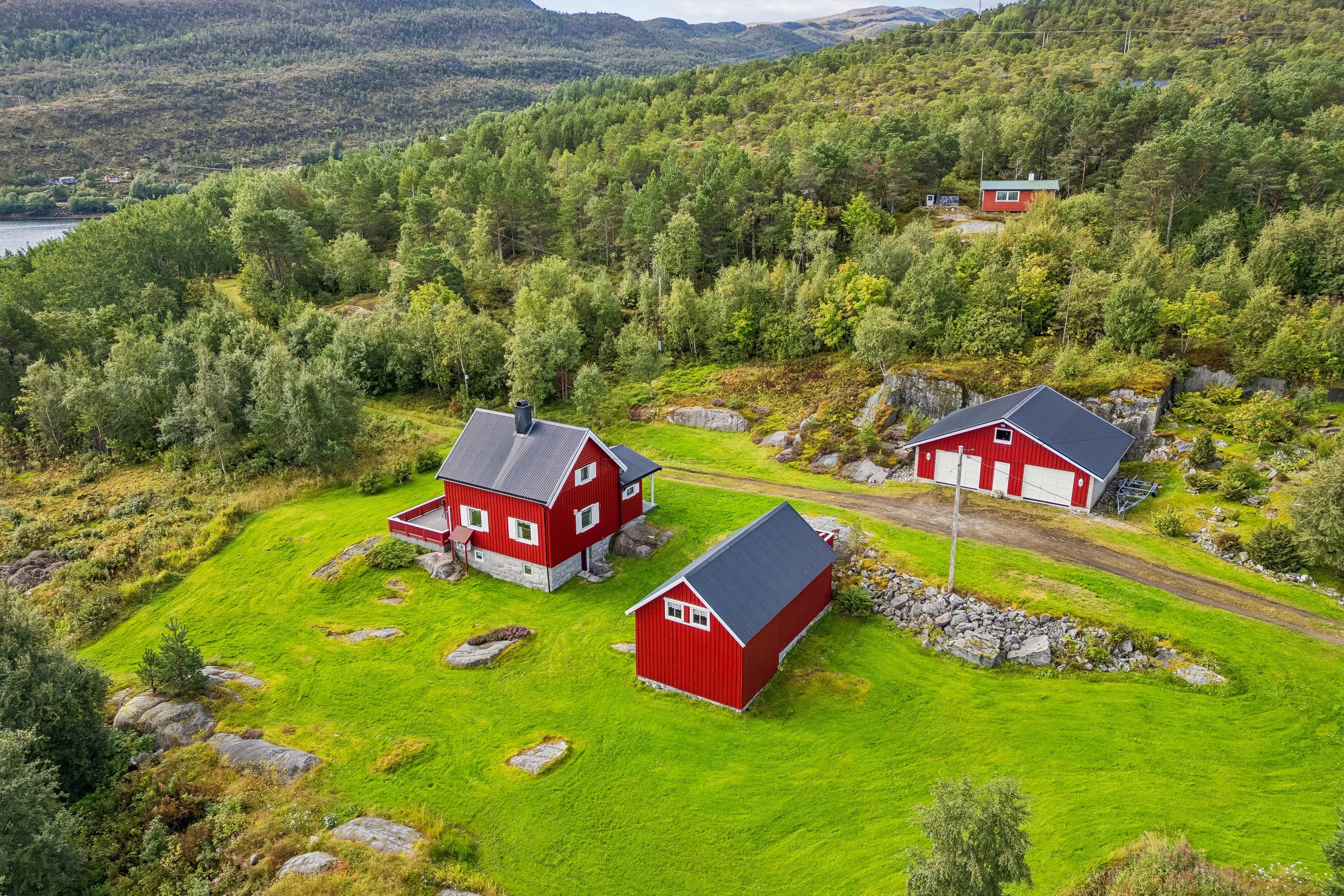 1920s Norwegian House with Sea View and Expansive Grounds in Lensvik - Image 1