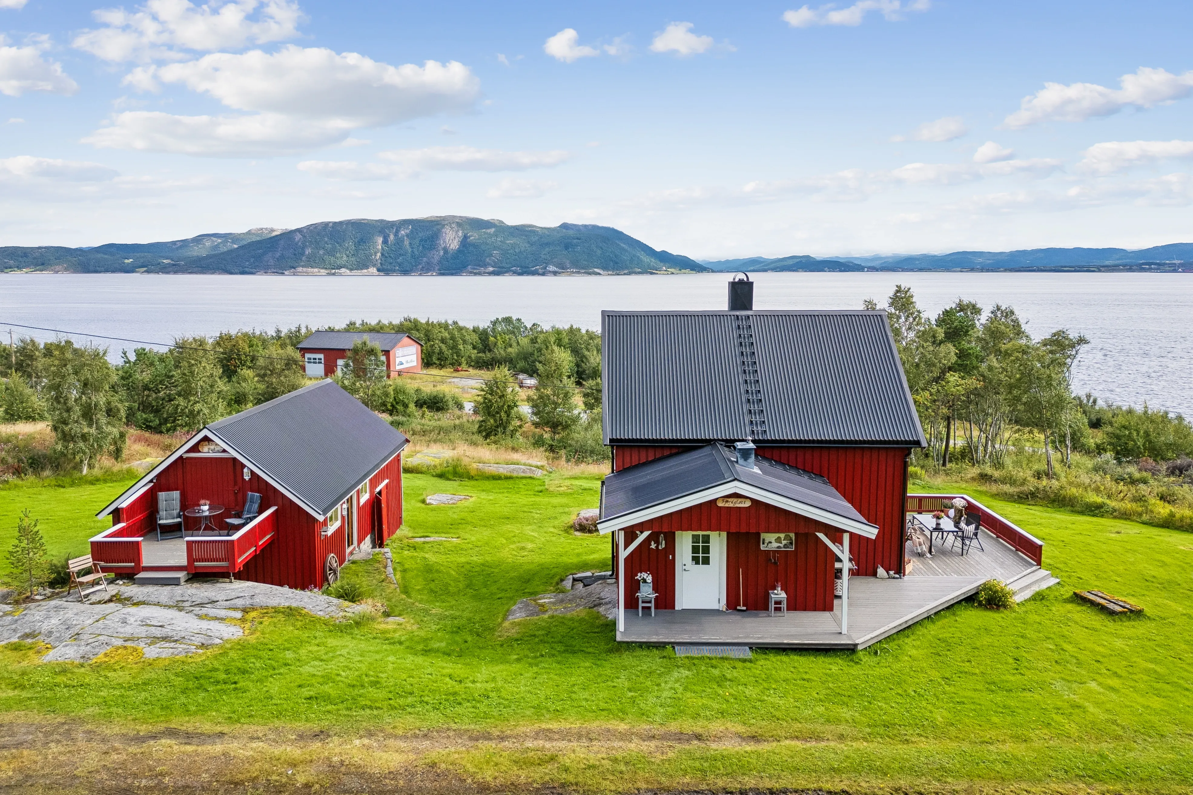 1920s Norwegian House with Sea View and Expansive Grounds in Lensvik - Image 2
