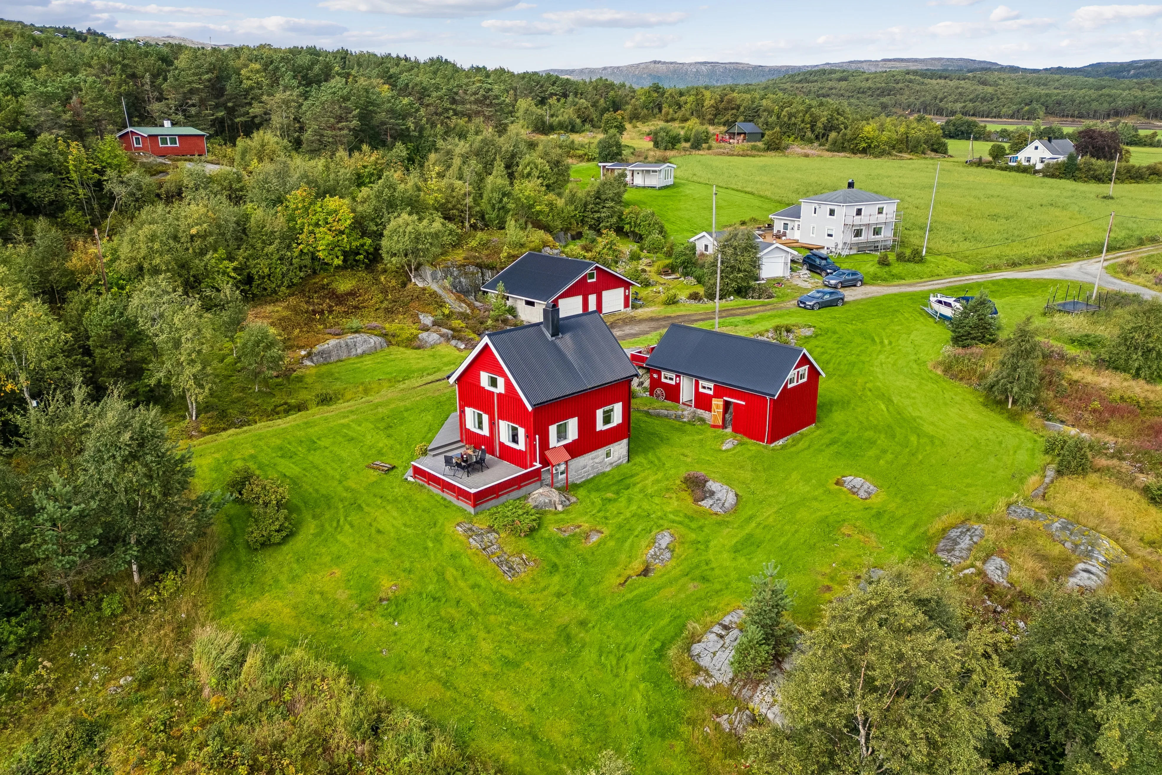 1920s Norwegian House with Sea View and Expansive Grounds in Lensvik - Image 3