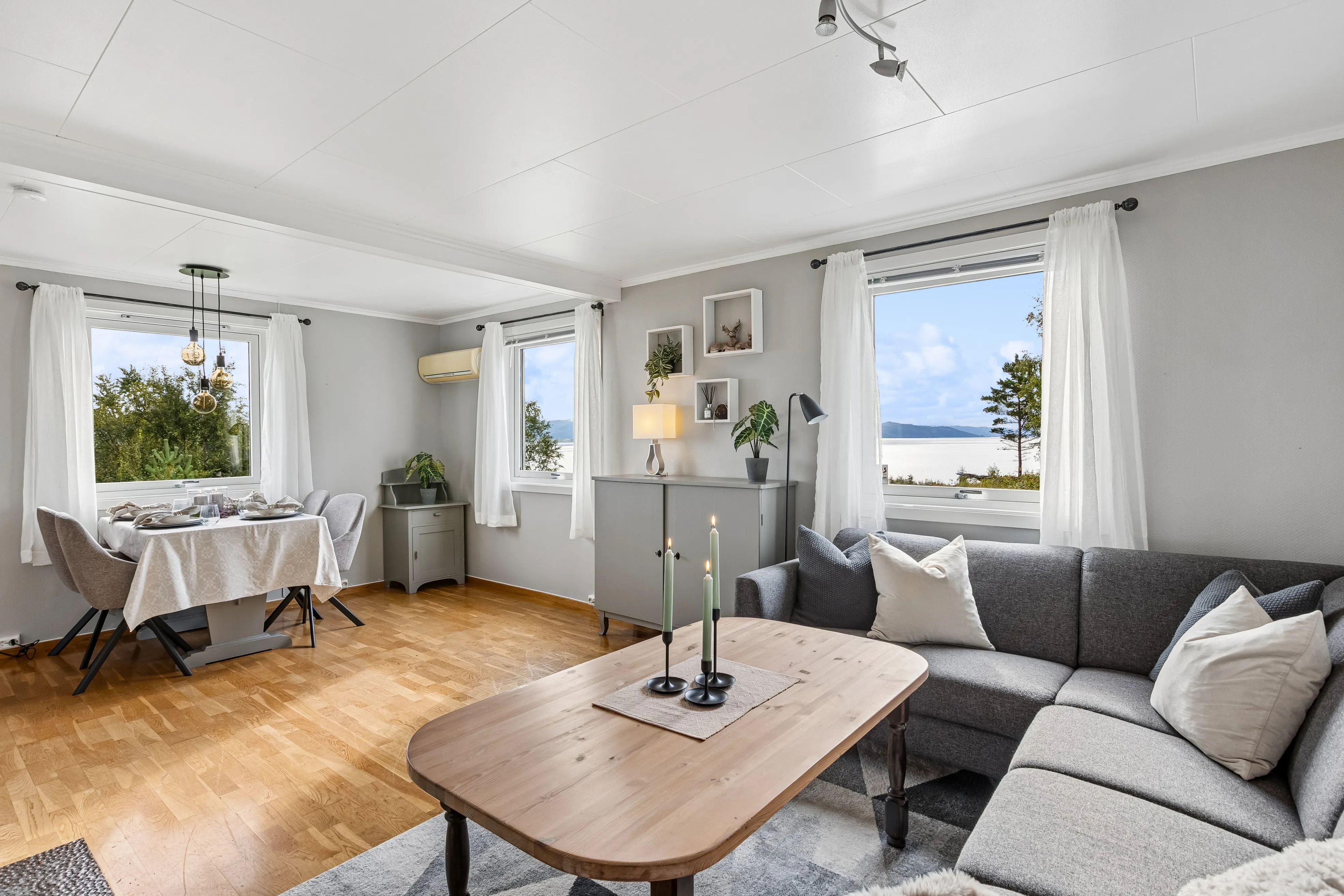 1920s Norwegian House with Sea View and Expansive Grounds in Lensvik - Image 4