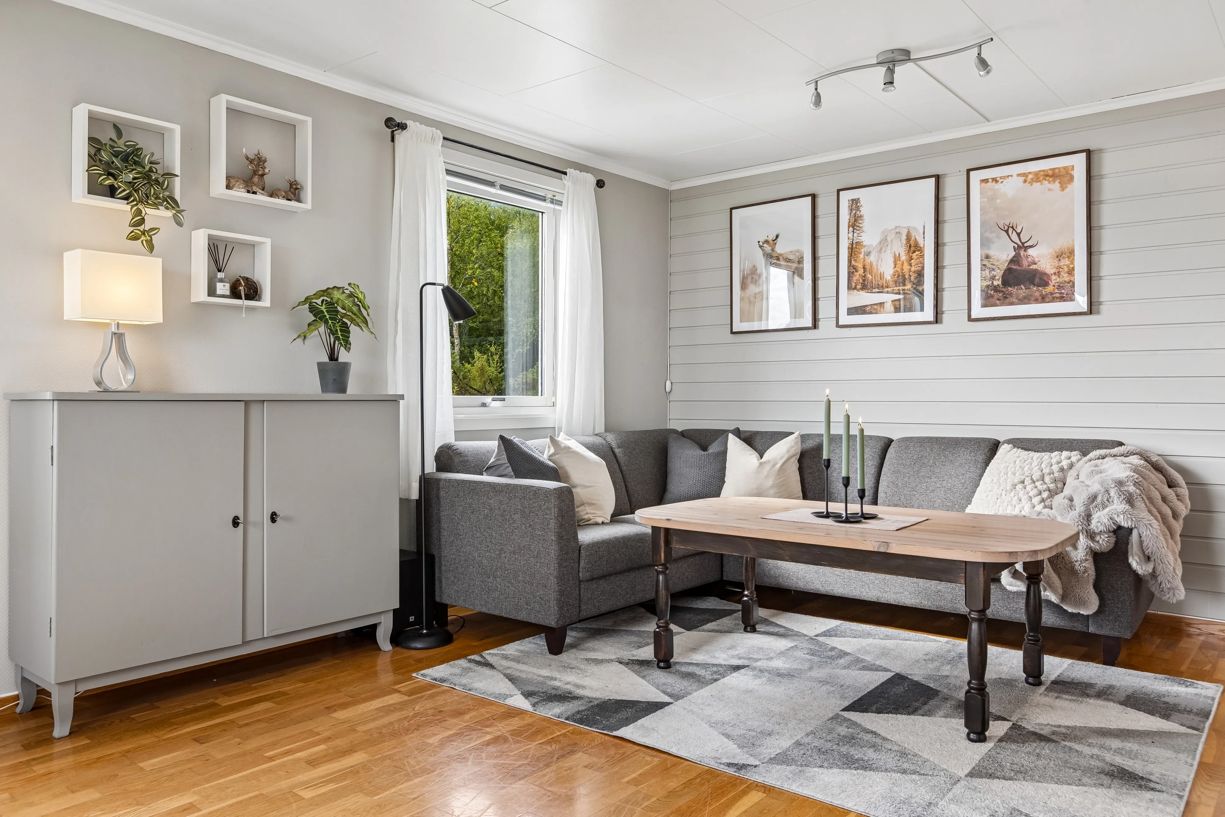 1920s Norwegian House with Sea View and Expansive Grounds in Lensvik - View image 6 of 43