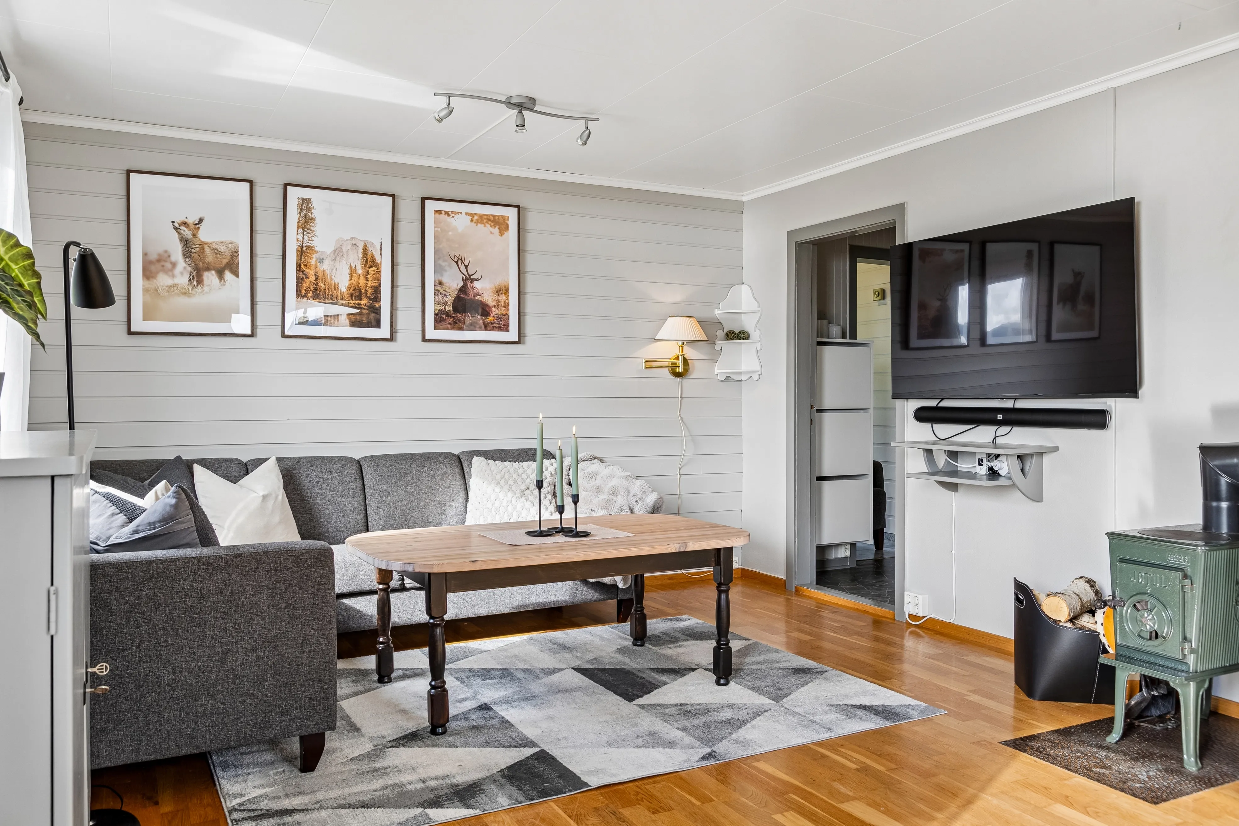 1920s Norwegian House with Sea View and Expansive Grounds in Lensvik - View image 8 of 43