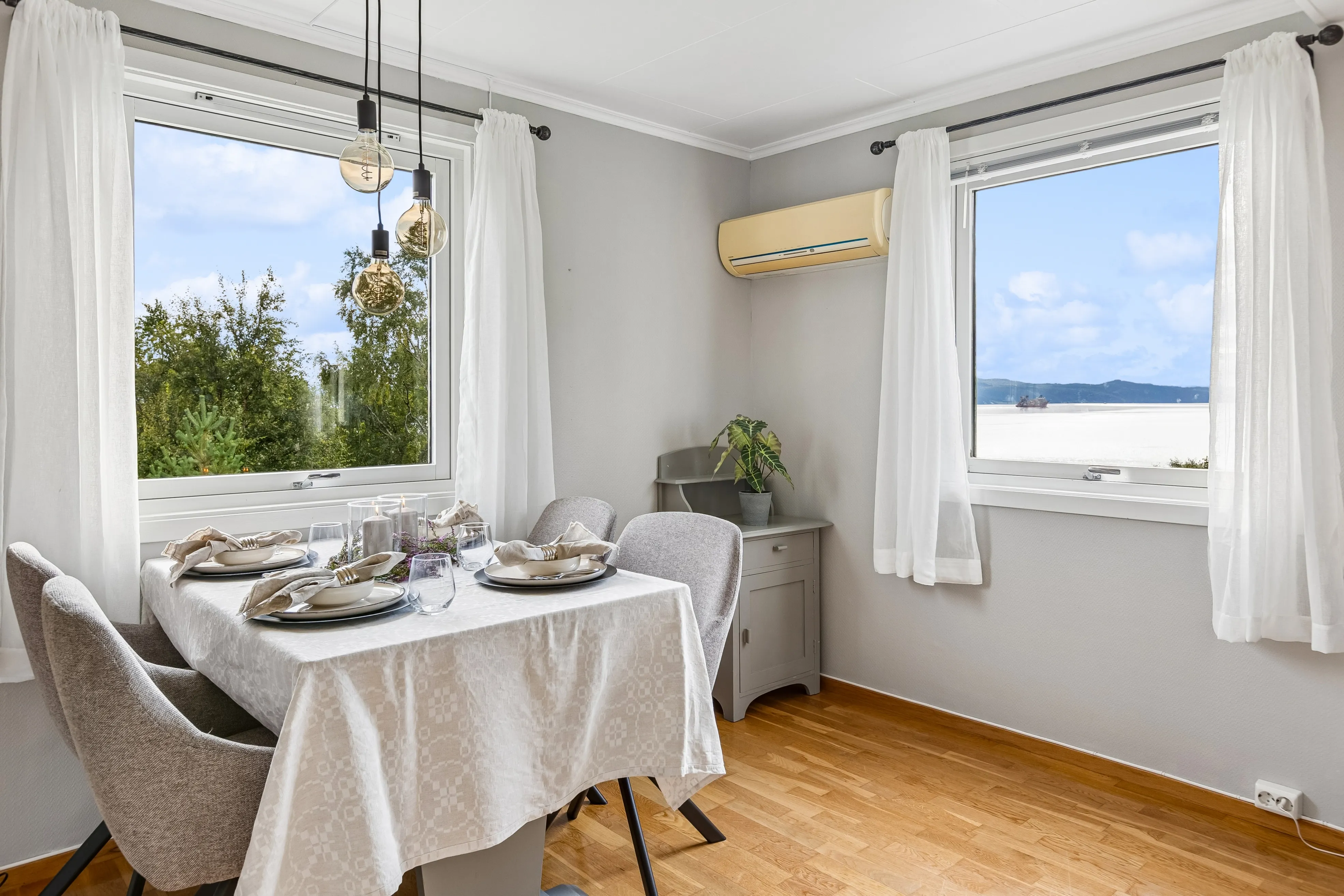 1920s Norwegian House with Sea View and Expansive Grounds in Lensvik - View image 11 of 43