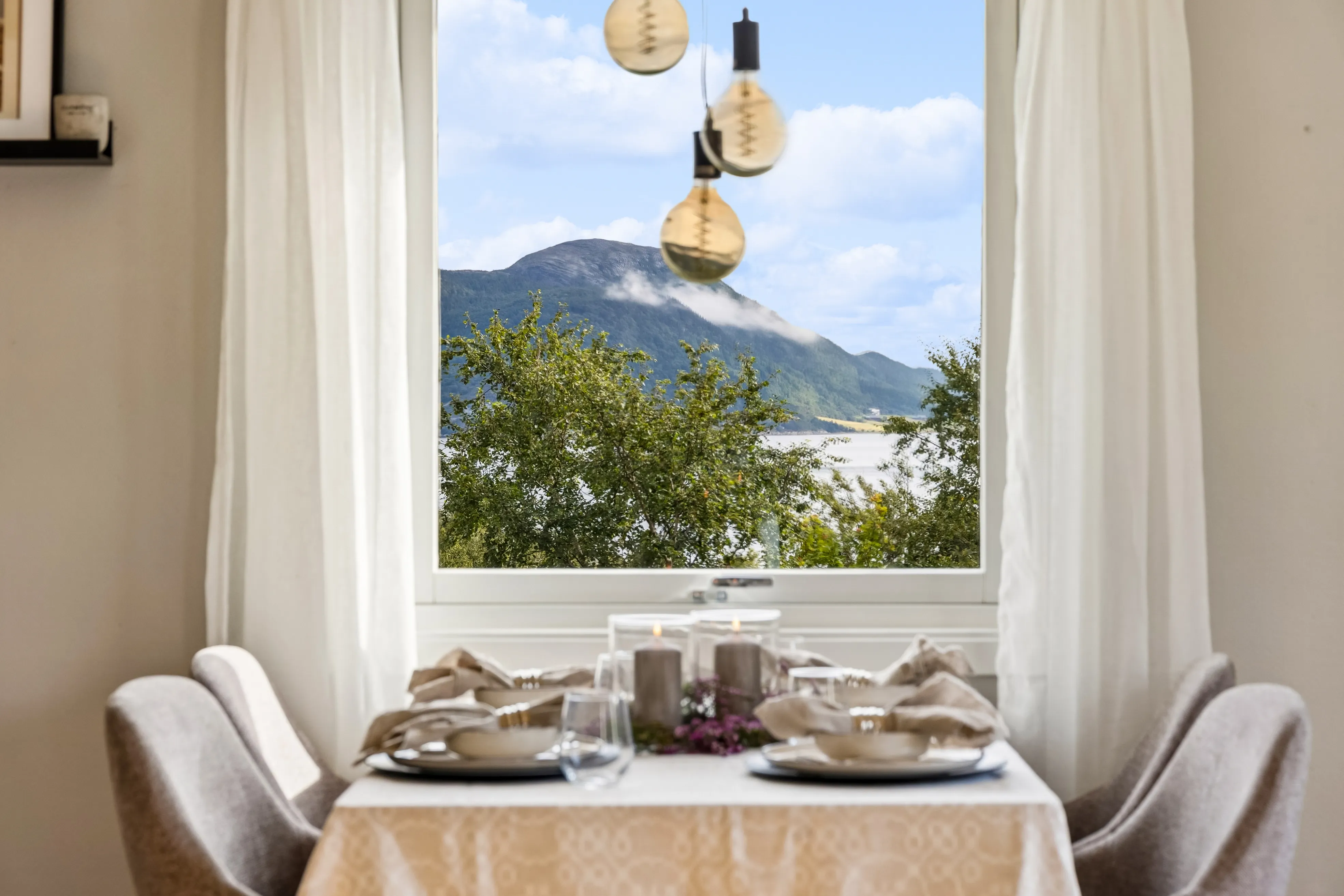 1920s Norwegian House with Sea View and Expansive Grounds in Lensvik - View image 12 of 43