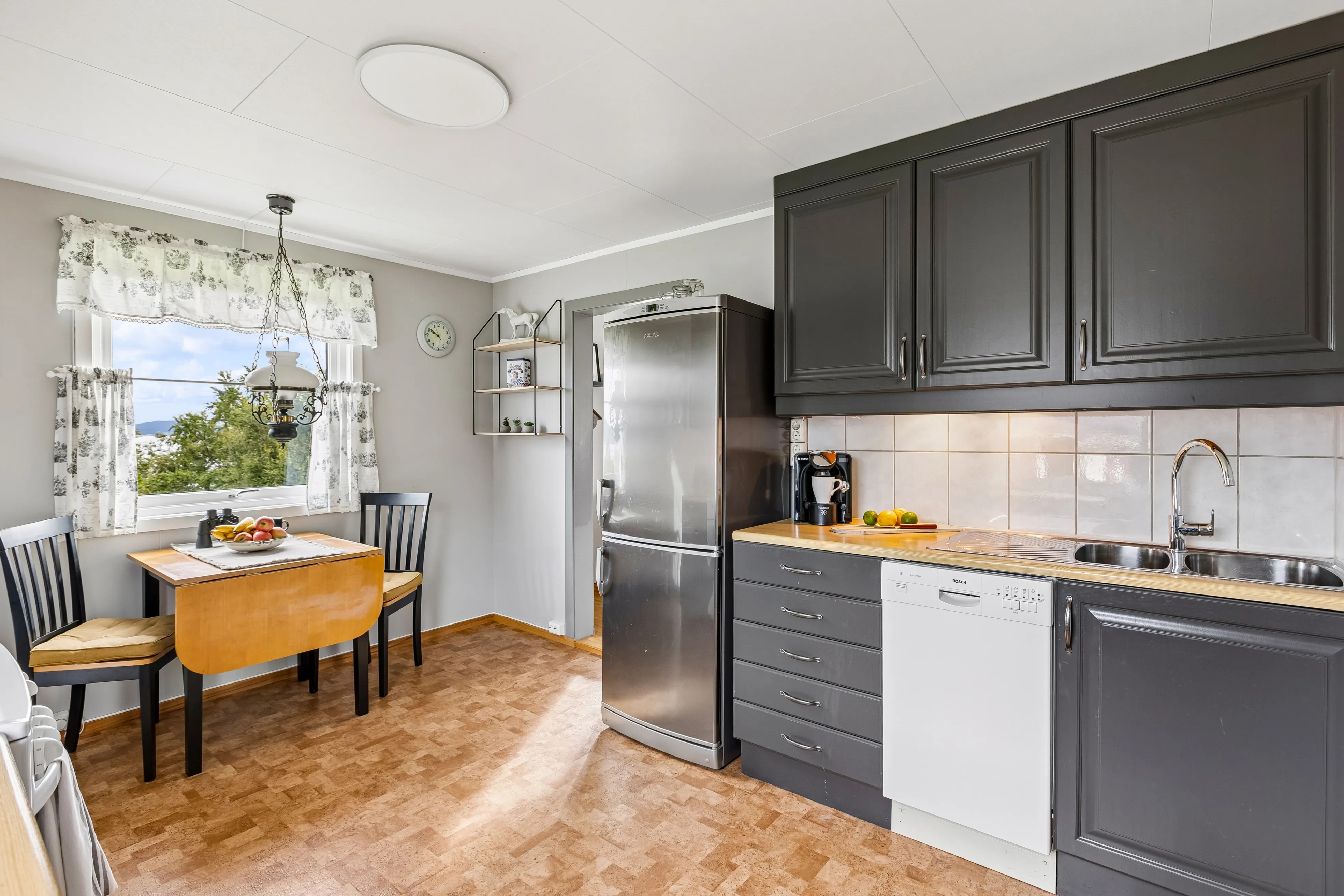 1920s Norwegian House with Sea View and Expansive Grounds in Lensvik - View image 14 of 43