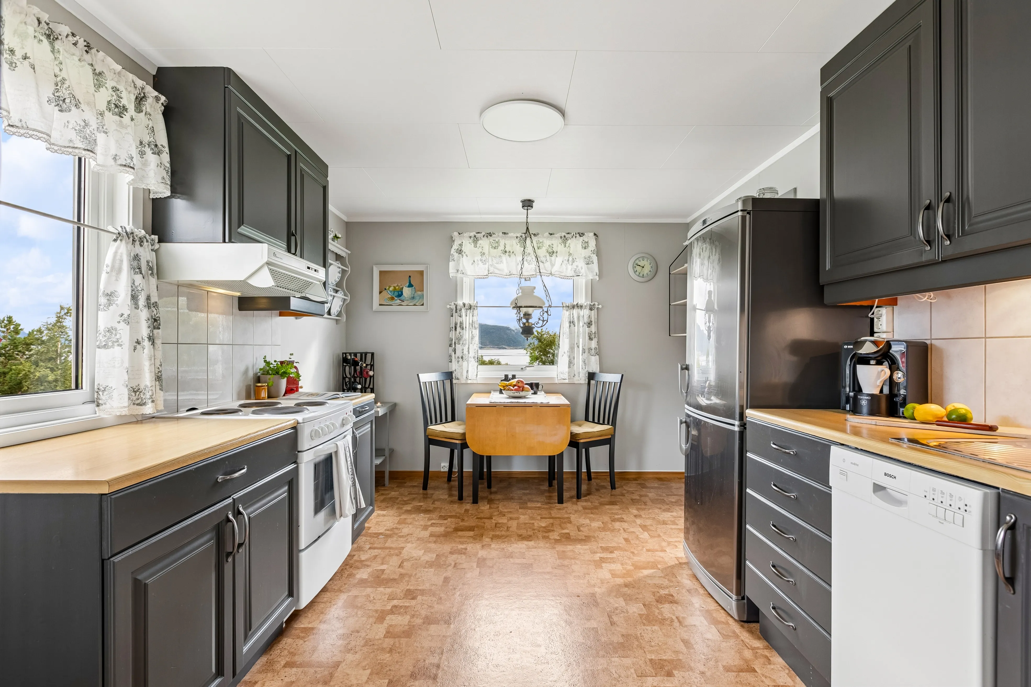 1920s Norwegian House with Sea View and Expansive Grounds in Lensvik - View image 15 of 43