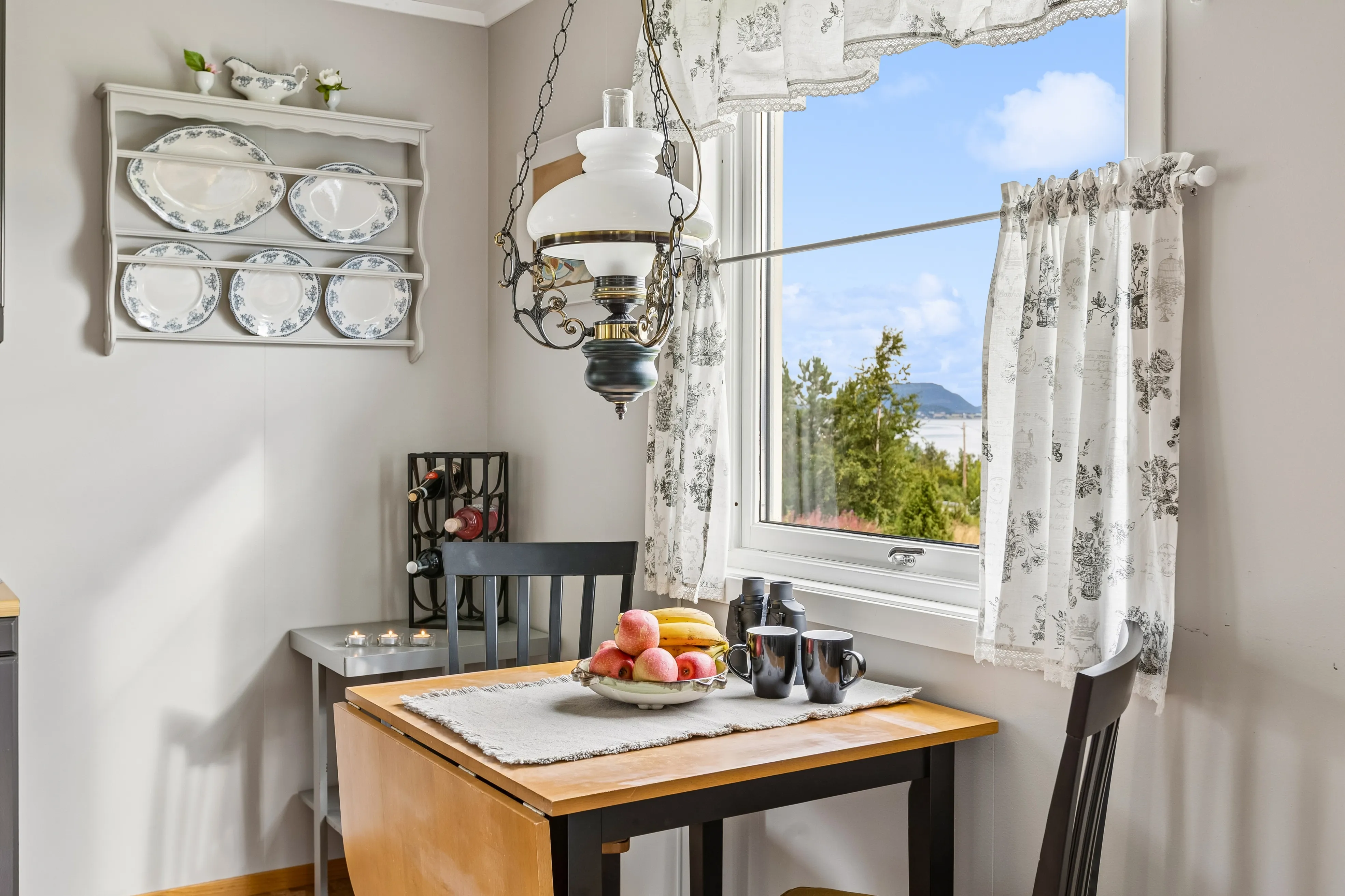 1920s Norwegian House with Sea View and Expansive Grounds in Lensvik - View image 16 of 43