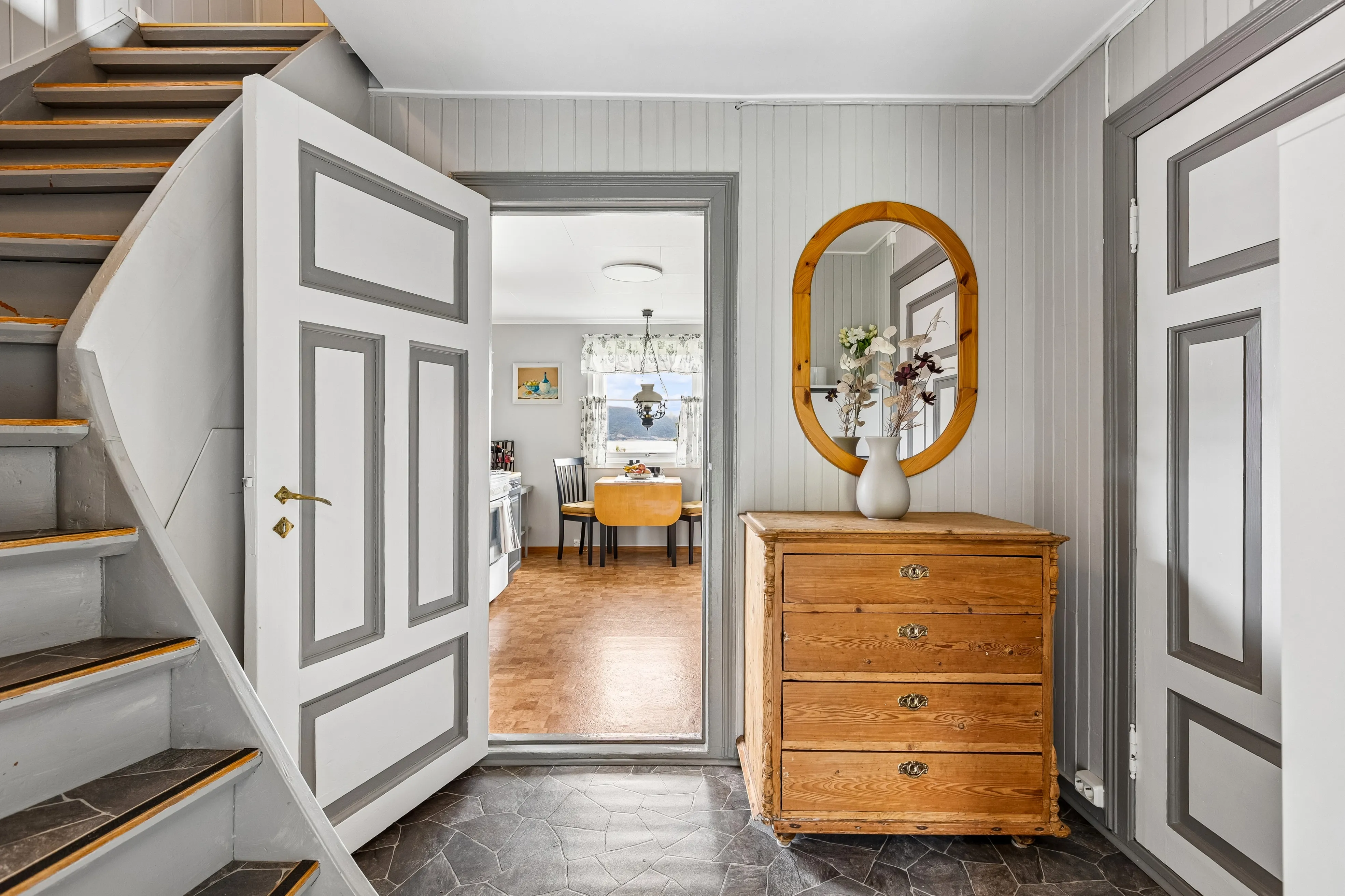 1920s Norwegian House with Sea View and Expansive Grounds in Lensvik - View image 21 of 43