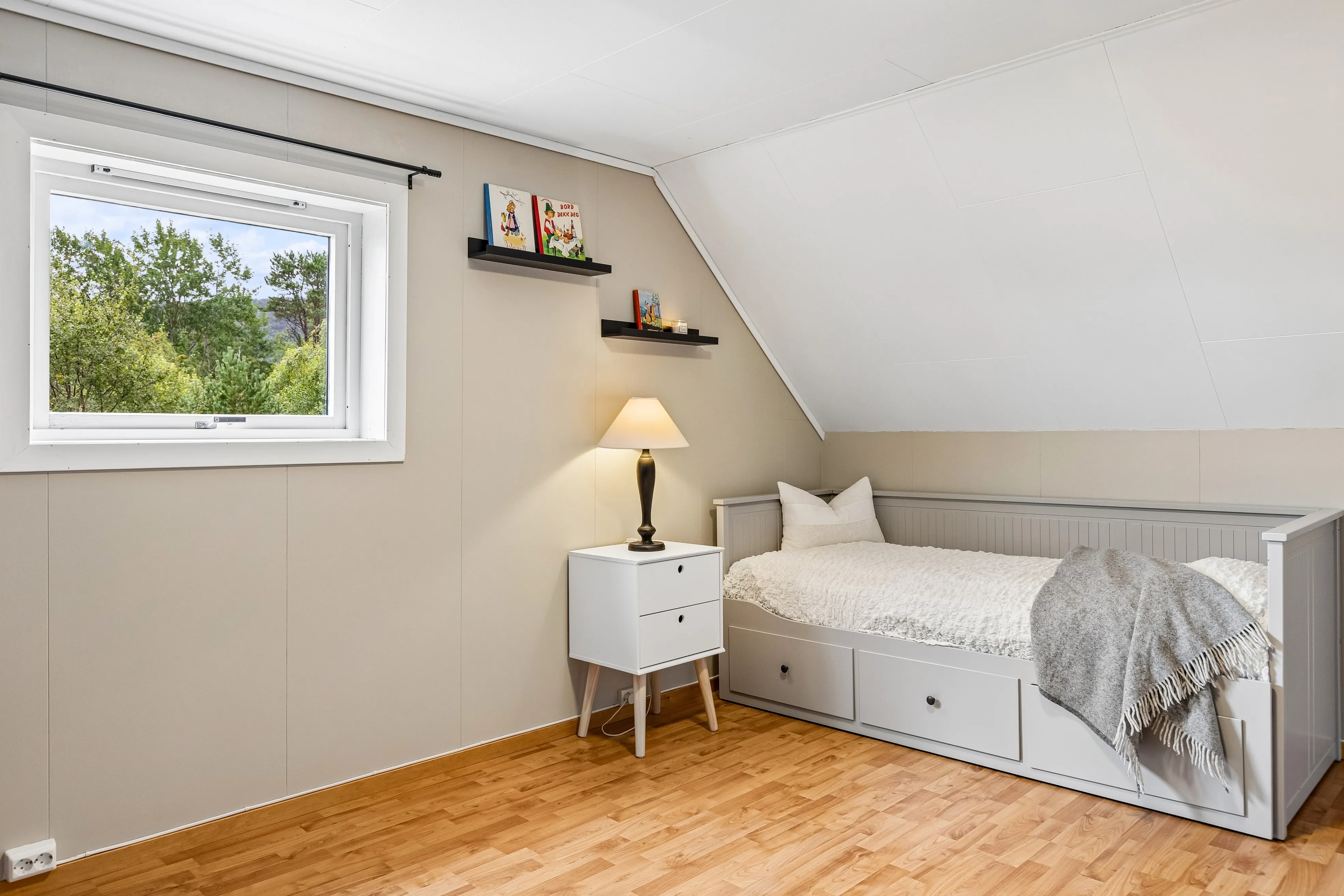 1920s Norwegian House with Sea View and Expansive Grounds in Lensvik - View image 25 of 43