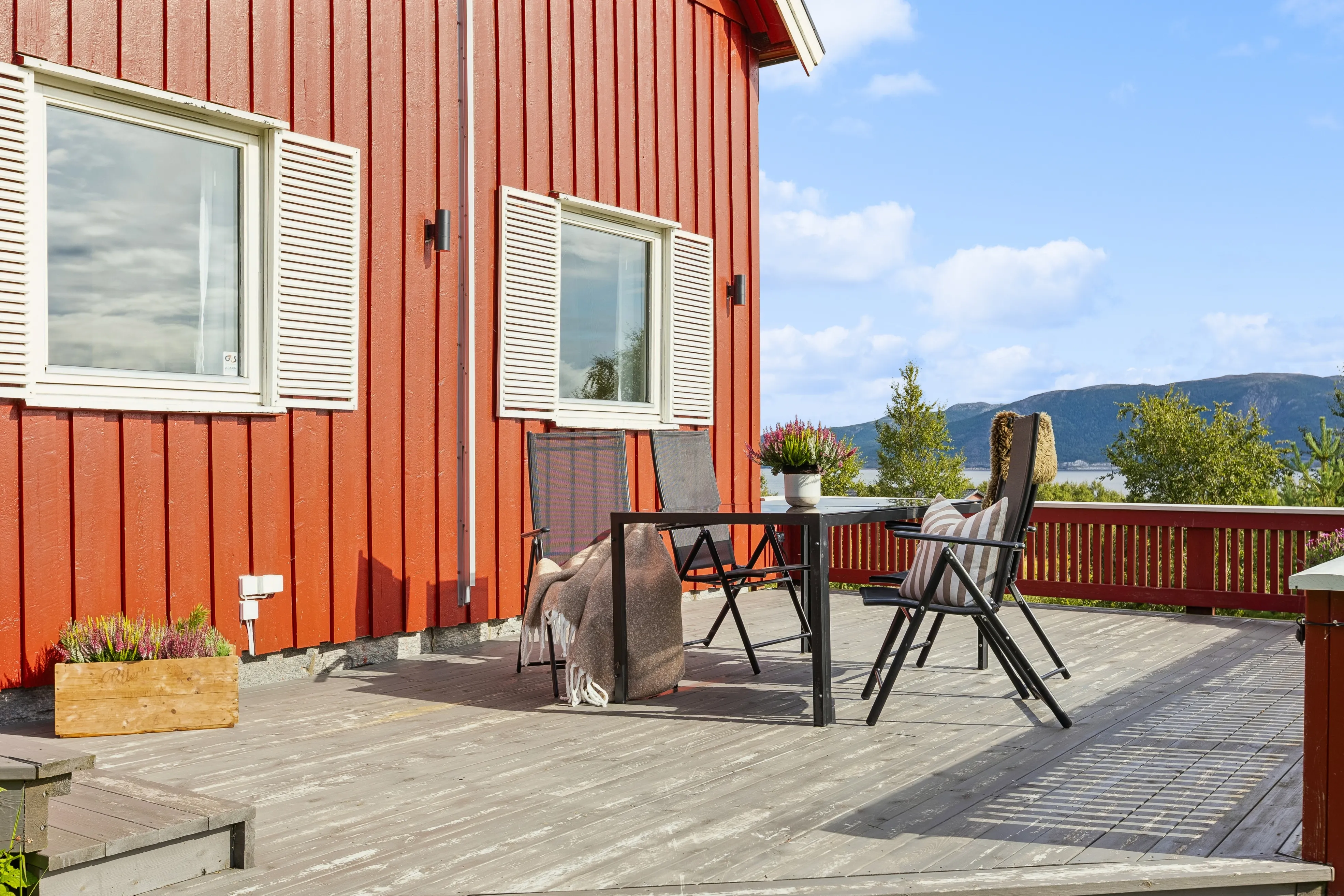 1920s Norwegian House with Sea View and Expansive Grounds in Lensvik - View image 32 of 43