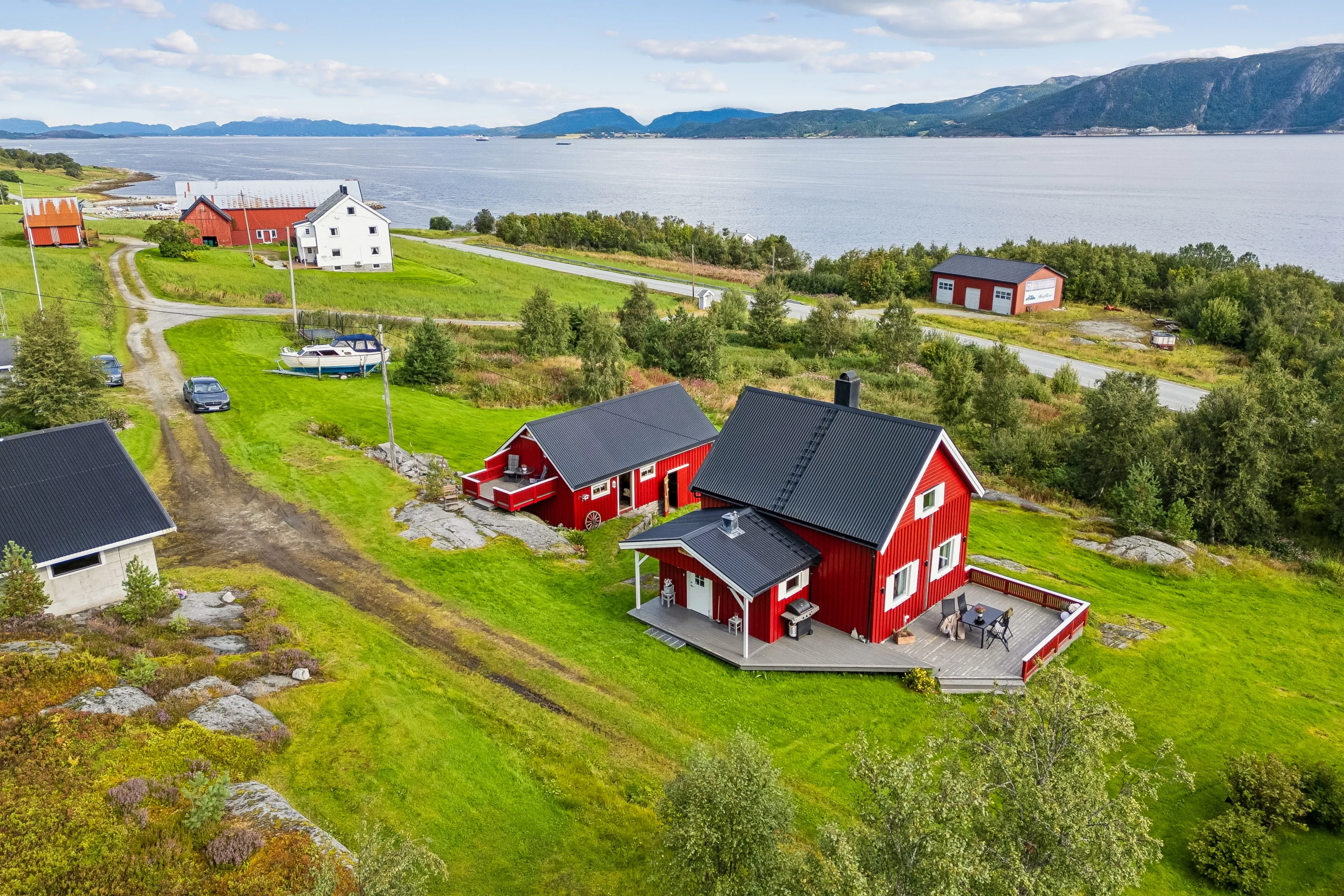 1920s Norwegian House with Sea View and Expansive Grounds in Lensvik - View image 41 of 43