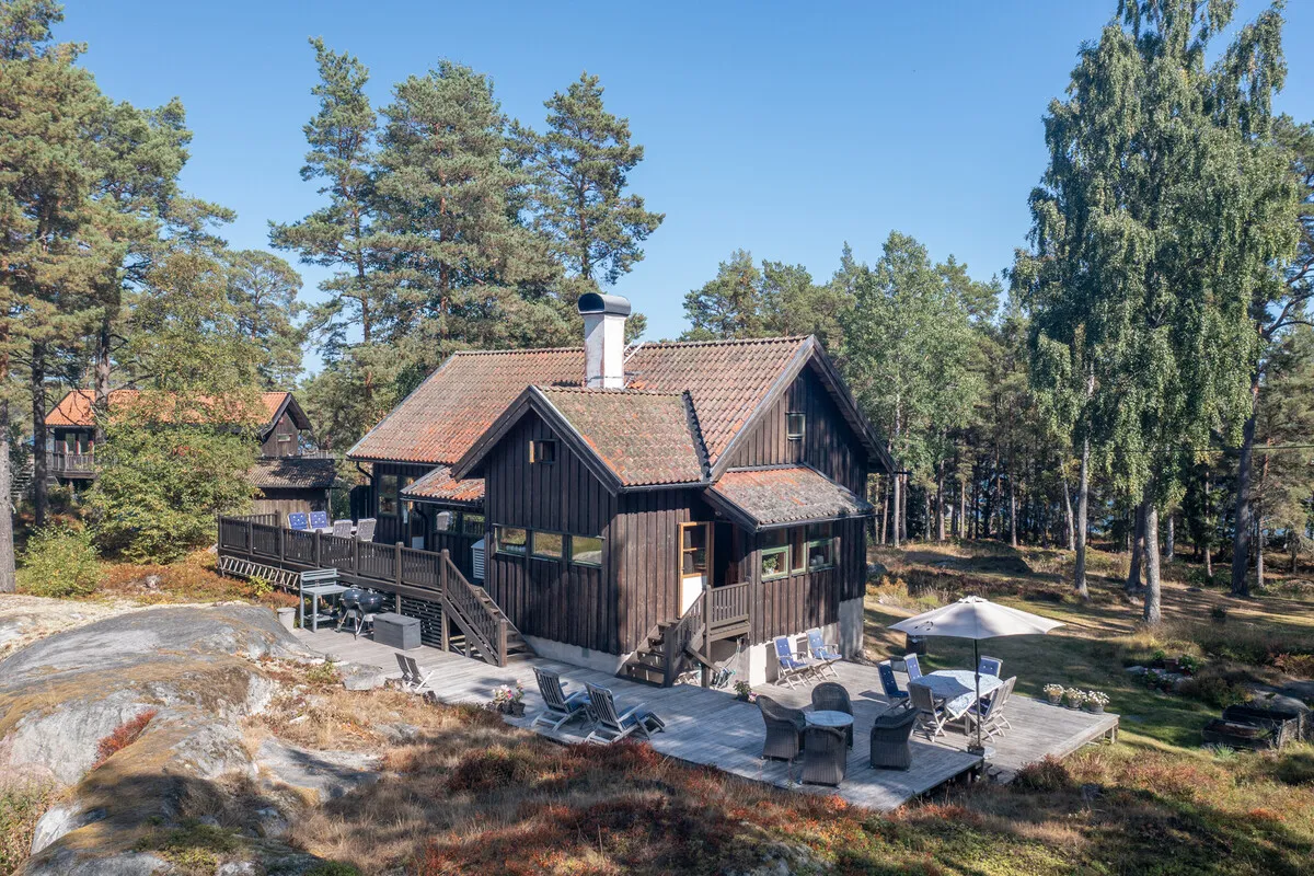 1980s Swedish Archipelago House with Expansive Gardens and Terrace - Image 1