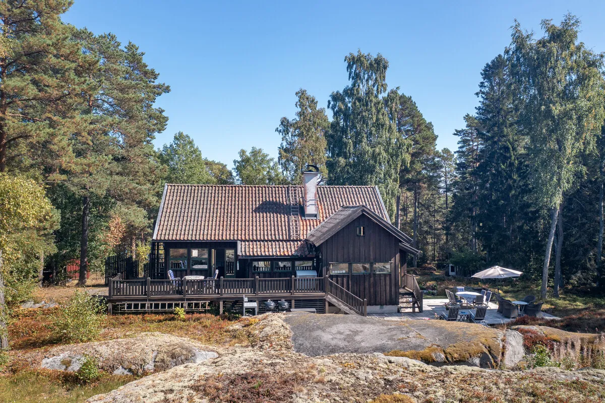 1980s Swedish Archipelago House with Expansive Gardens and Terrace - Image 4