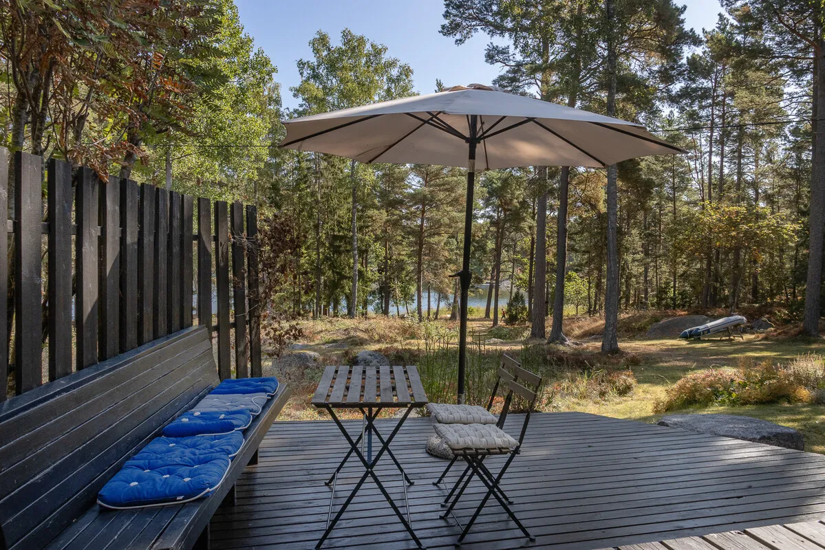 1980s Swedish Archipelago House with Expansive Gardens and Terrace - View image 10 of 64