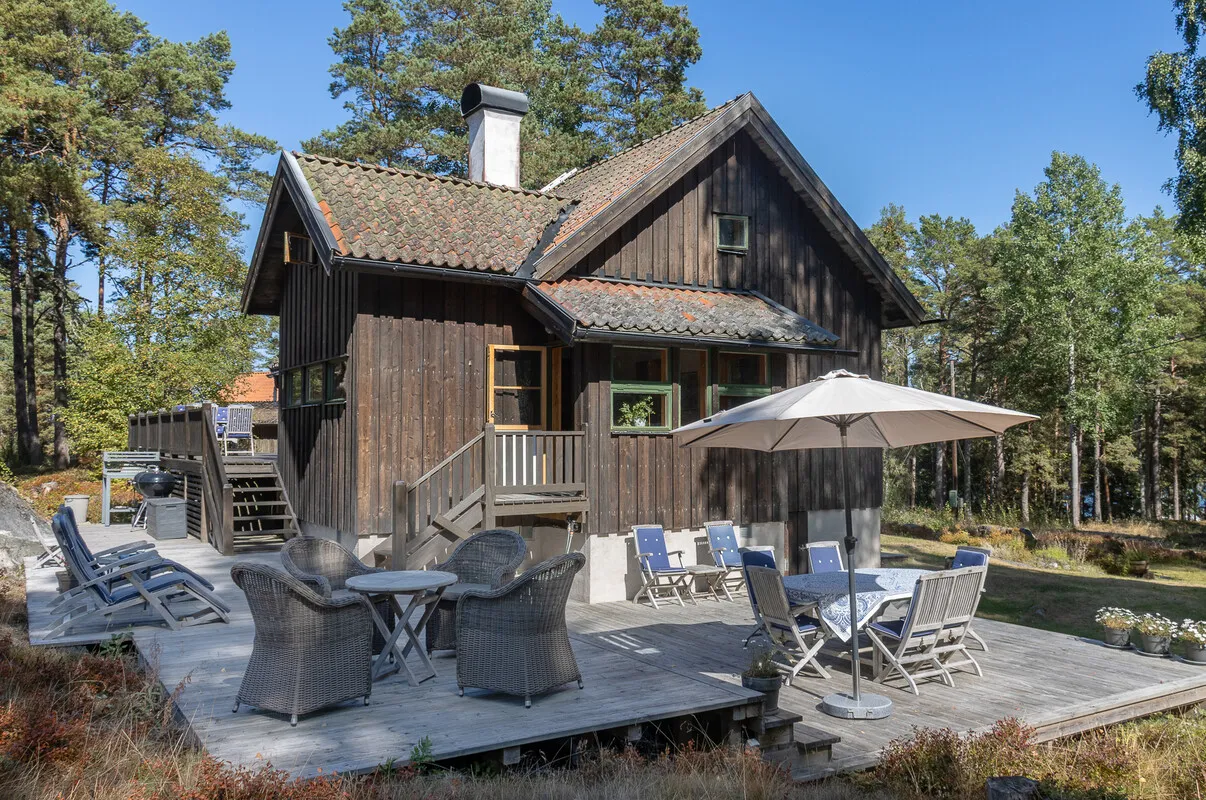 1980s Swedish Archipelago House with Expansive Gardens and Terrace - View image 15 of 64