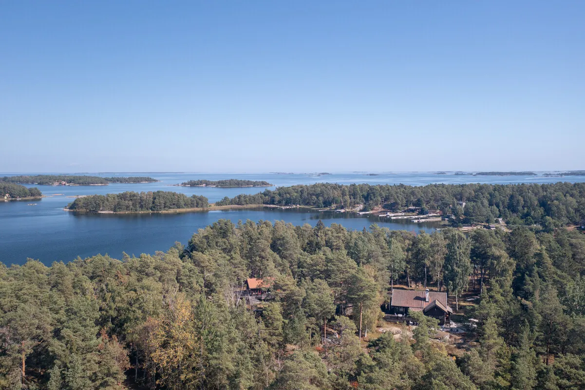 1980s Swedish Archipelago House with Expansive Gardens and Terrace - View image 16 of 64