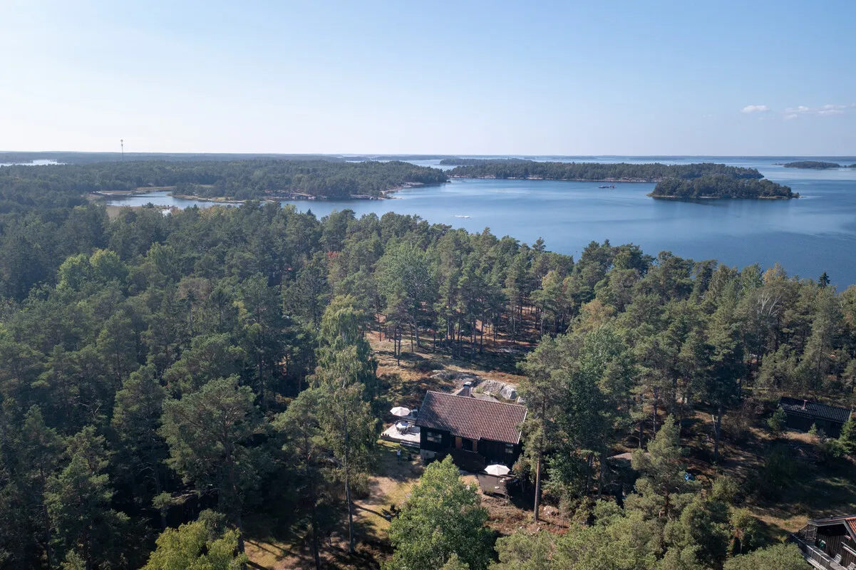1980s Swedish Archipelago House with Expansive Gardens and Terrace - View image 17 of 64