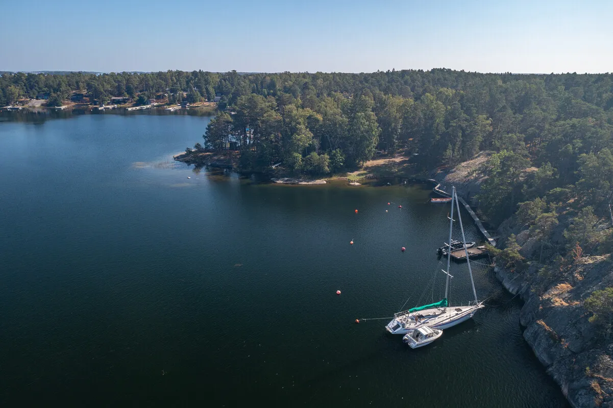 1980s Swedish Archipelago House with Expansive Gardens and Terrace - View image 19 of 64