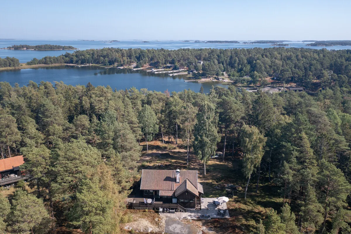 1980s Swedish Archipelago House with Expansive Gardens and Terrace - View image 20 of 64