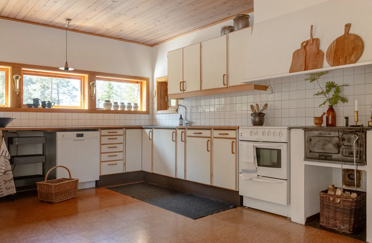 1980s Swedish Archipelago House with Expansive Gardens and Terrace - View image 32 of 64